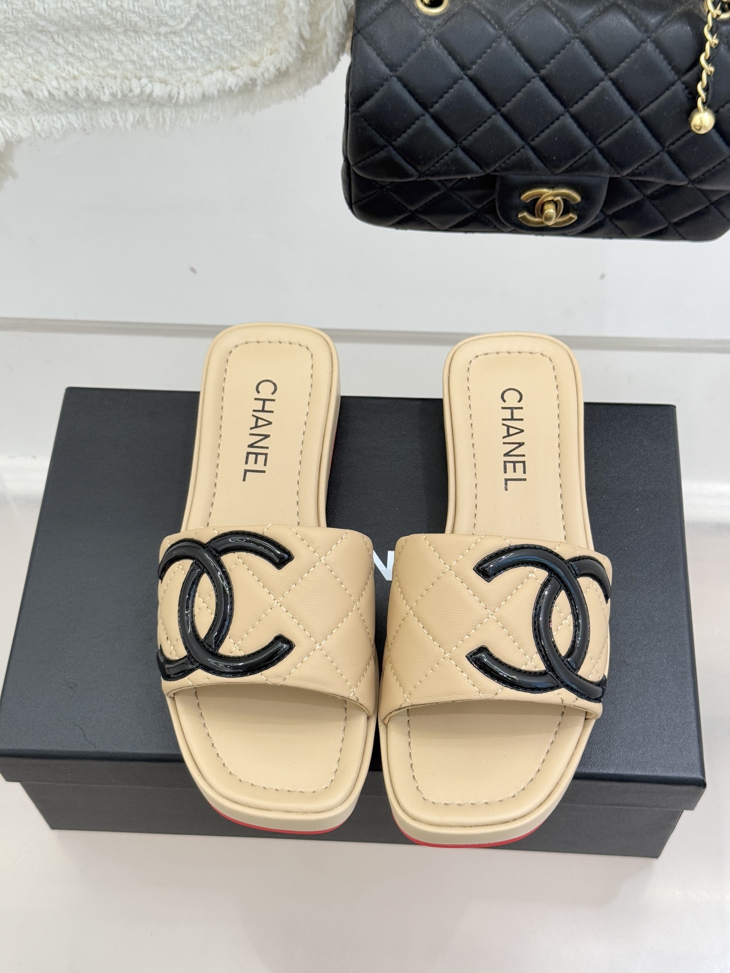 CHANE*｜小香中古大双C菱格厚底拖鞋 时光淬炼的经典复古奢雅藏于这双中古拖鞋的肌理之间。经典菱格绗缝