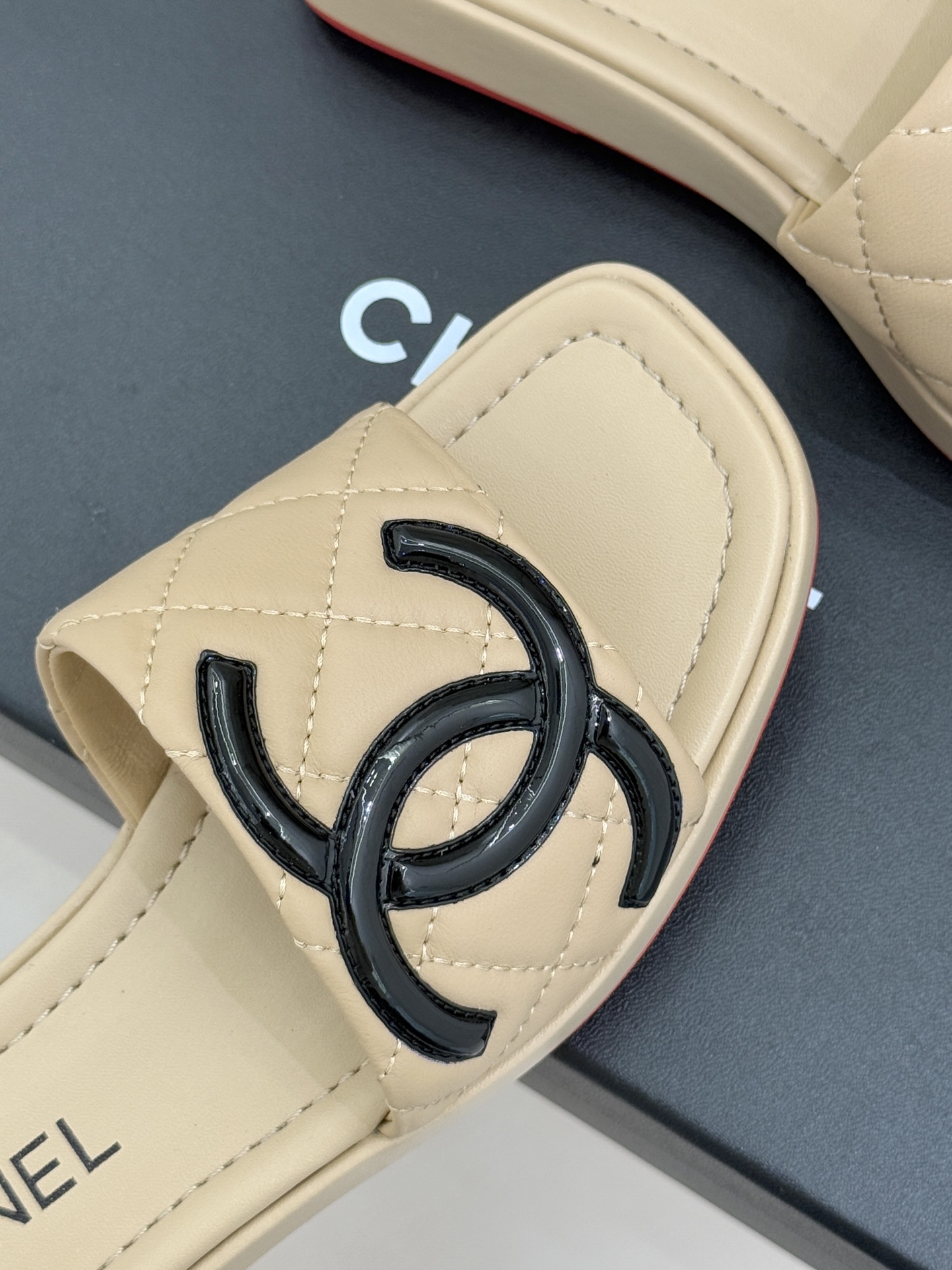 CHANE*｜小香中古大双C菱格厚底拖鞋 时光淬炼的经典复古奢雅藏于这双中古拖鞋的肌理之间。经典菱格绗缝