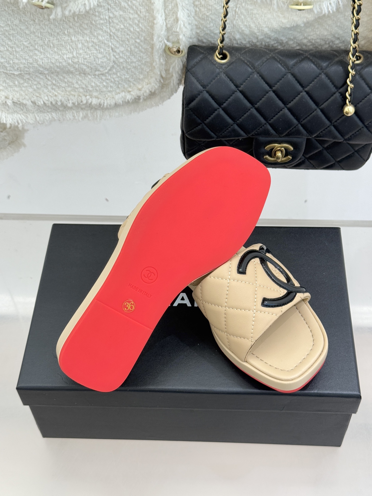 CHANE*｜小香中古大双C菱格厚底拖鞋 时光淬炼的经典复古奢雅藏于这双中古拖鞋的肌理之间。经典菱格绗缝