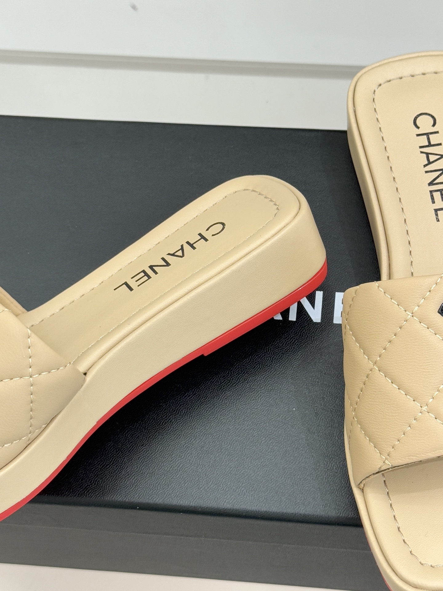 CHANE*｜小香中古大双C菱格厚底拖鞋 时光淬炼的经典复古奢雅藏于这双中古拖鞋的肌理之间。经典菱格绗缝