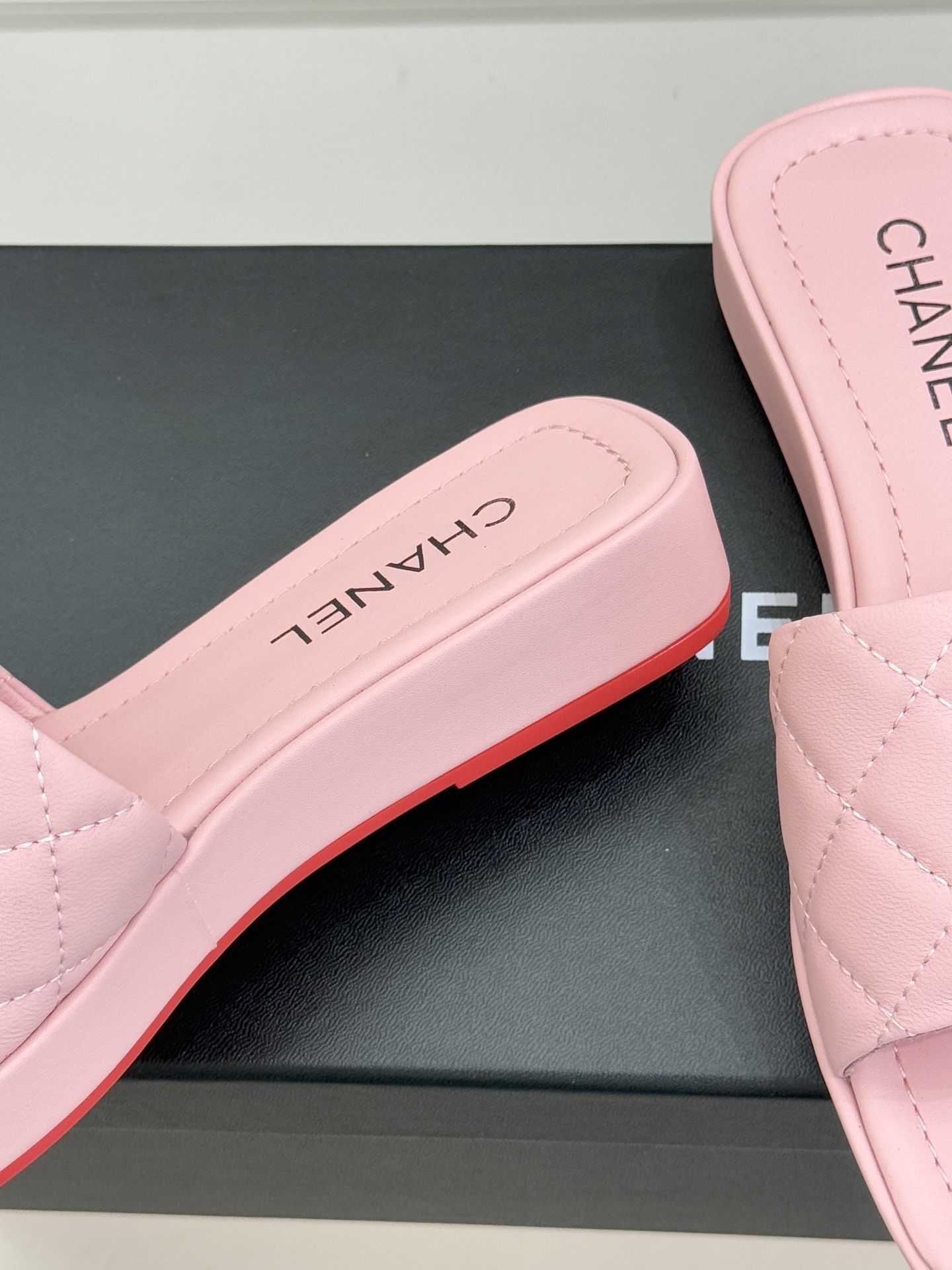 CHANE*｜小香中古大双C菱格厚底拖鞋 时光淬炼的经典复古奢雅藏于这双中古拖鞋的肌理之间。经典菱格绗缝