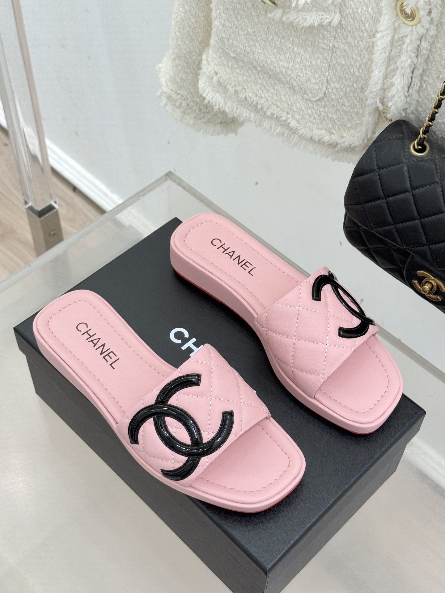 CHANE*｜小香中古大双C菱格厚底拖鞋 时光淬炼的经典复古奢雅藏于这双中古拖鞋的肌理之间。经典菱格绗缝