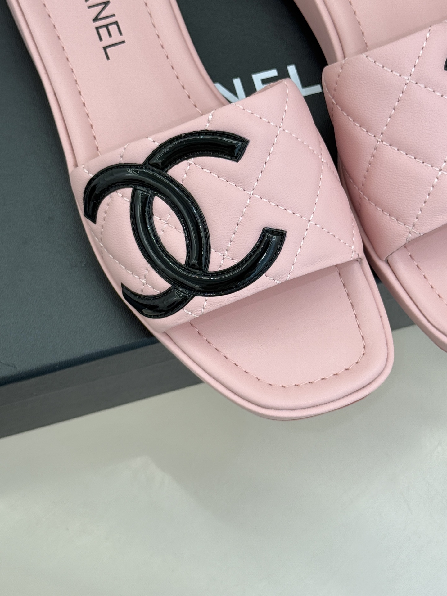 CHANE*｜小香中古大双C菱格厚底拖鞋 时光淬炼的经典复古奢雅藏于这双中古拖鞋的肌理之间。经典菱格绗缝