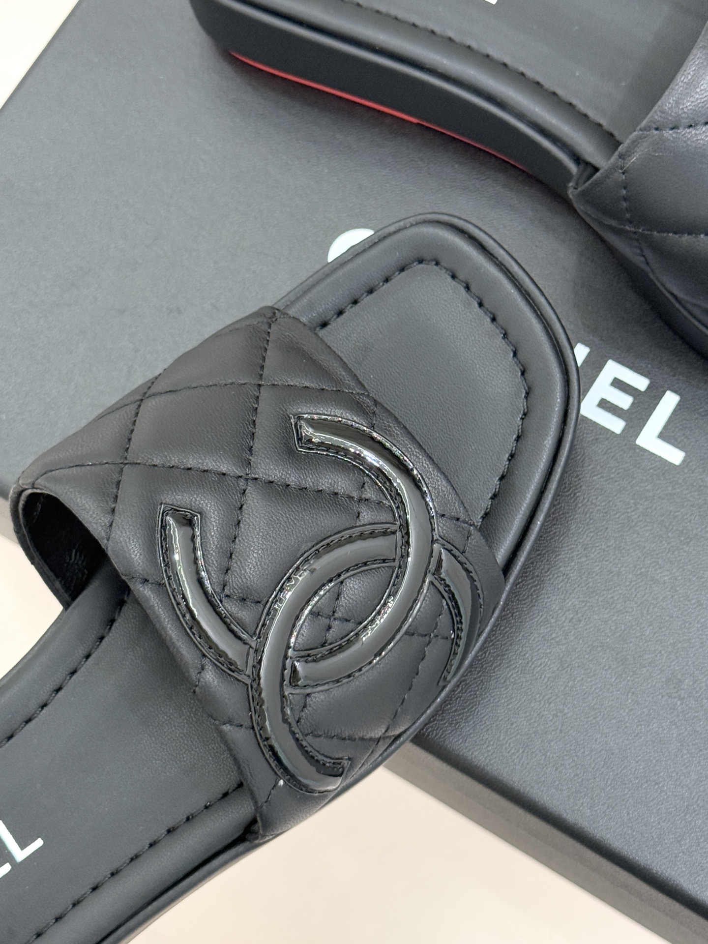 CHANE*｜小香中古大双C菱格厚底拖鞋 时光淬炼的经典复古奢雅藏于这双中古拖鞋的肌理之间。经典菱格绗缝