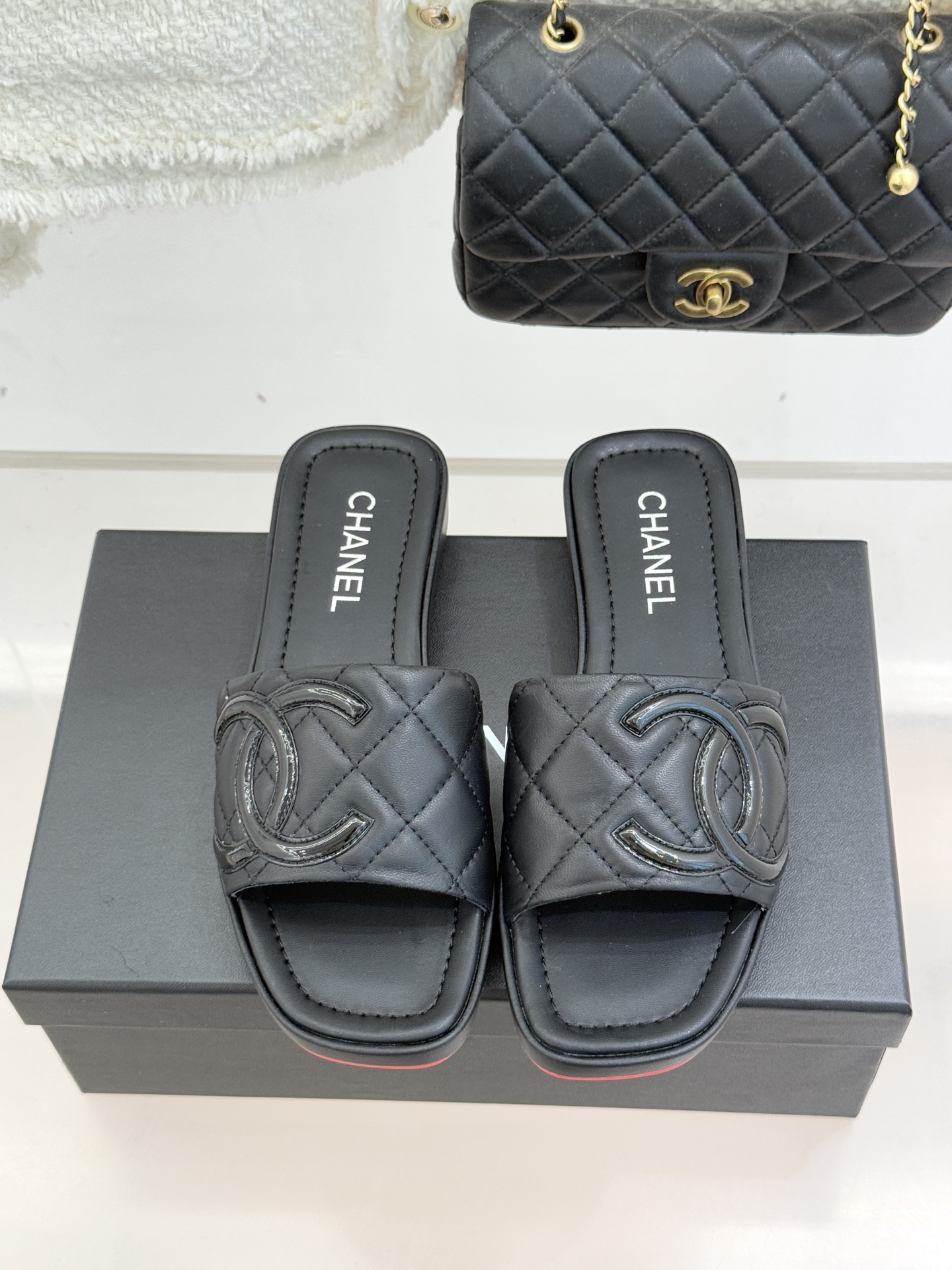 CHANE*｜小香中古大双C菱格厚底拖鞋 时光淬炼的经典复古奢雅藏于这双中古拖鞋的肌理之间。经典菱格绗缝