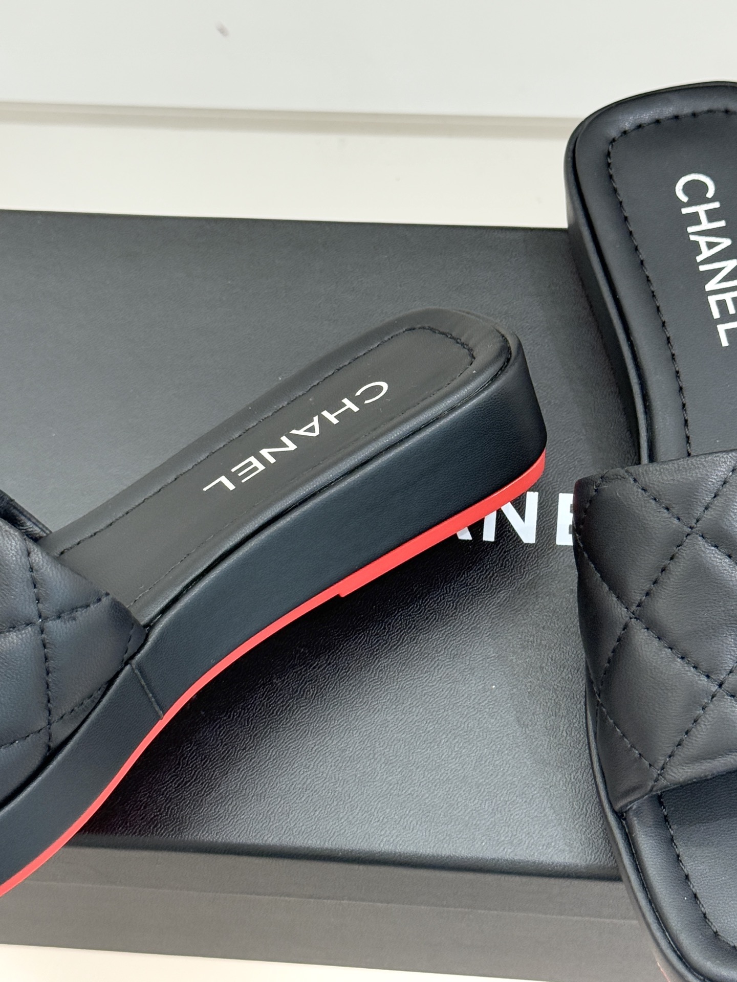 CHANE*｜小香中古大双C菱格厚底拖鞋 时光淬炼的经典复古奢雅藏于这双中古拖鞋的肌理之间。经典菱格绗缝