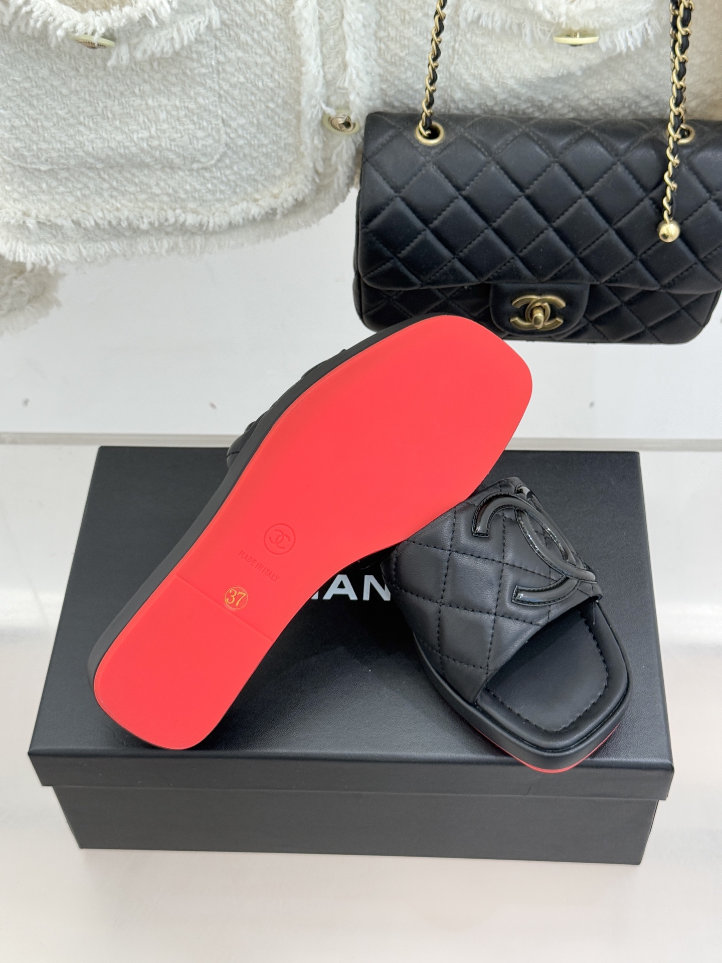 CHANE*｜小香中古大双C菱格厚底拖鞋 时光淬炼的经典复古奢雅藏于这双中古拖鞋的肌理之间。经典菱格绗缝