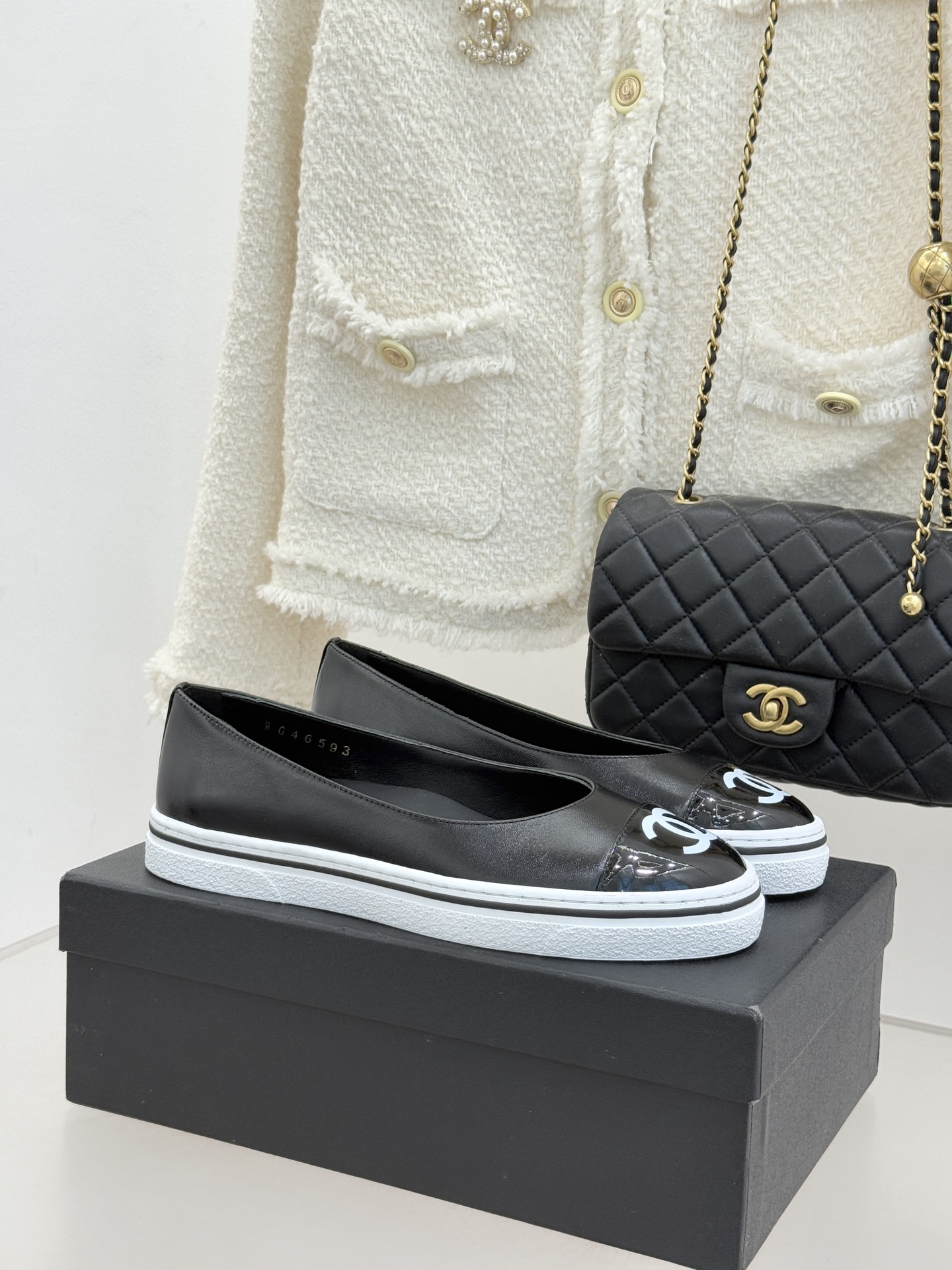 NO:726349,Single shoes Mary Jane shoes CHANE*｜Xiaoxiang 26P new product double C color matching thick-soled Mary Jane shoes inherits the 'quiet luxury retro' gene of the 26P series. This pair of shoes recreates the French relaxed feel with color matching aesthetics. The classic contrast color replicates the Paris style of the 1960s. The eye-catching double C logo plaque on the toe is a low-key but highly recognizable luxury brand imprint. The clean lines echo the minimalist vision of the new director, both masculine and feminine.  Gentle. Pair it with jeans for casual everyday use or with a dress to interpret retro sweetness. Let the classic color matching and double C logo interweave to become an eternal texture item that spans the scene. The upper is made of original custom leather and the inner pads are made of sheepskin. Italian imported cowhide outsole size 35-39 (customized 40/41) No. 8392026122, single shoes Mary Jane, chanel, mary  jane,skirts,jeans,cowhide,sheepskin19860909单鞋 玛丽珍鞋 CHANE*｜小香26P新品双C拼色 厚底玛丽珍鞋 承袭26P系列「静奢复古」基因 这双鞋以拼色美学重塑法式松弛感. 经典撞色复刻60年代巴黎风情 鞋头醒目的双C标识饰牌 低调却极具辨识度的奢牌印记. 以利落线条呼应新任总监的极简愿景 兼具 masculine 利落与 feminine 温婉. 搭配牛仔裤演绎随性日常 或衬以连衣裙诠释复古甜雅 让经典拼色与双C标识交织 成为跨越场景的永恒质感单品. 鞋面采用原版定制皮料 内里垫脚均为羊皮材质 意大利进口牛皮大底 size35-39（40/41定制） 编号8392026122,单鞋玛丽珍,chanel,mary jane,skirts,jeans,cowhide,sheepskin,Women's Shoes