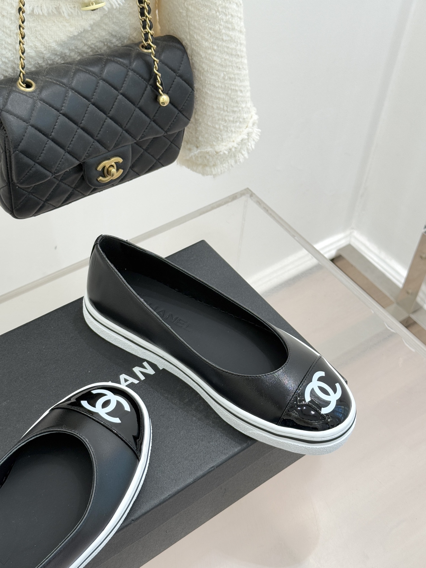 CHANE*｜小香26P新品双C拼色厚底玛丽珍鞋承袭26P系列「静奢复古」基因这双鞋以拼色美学重塑法式松