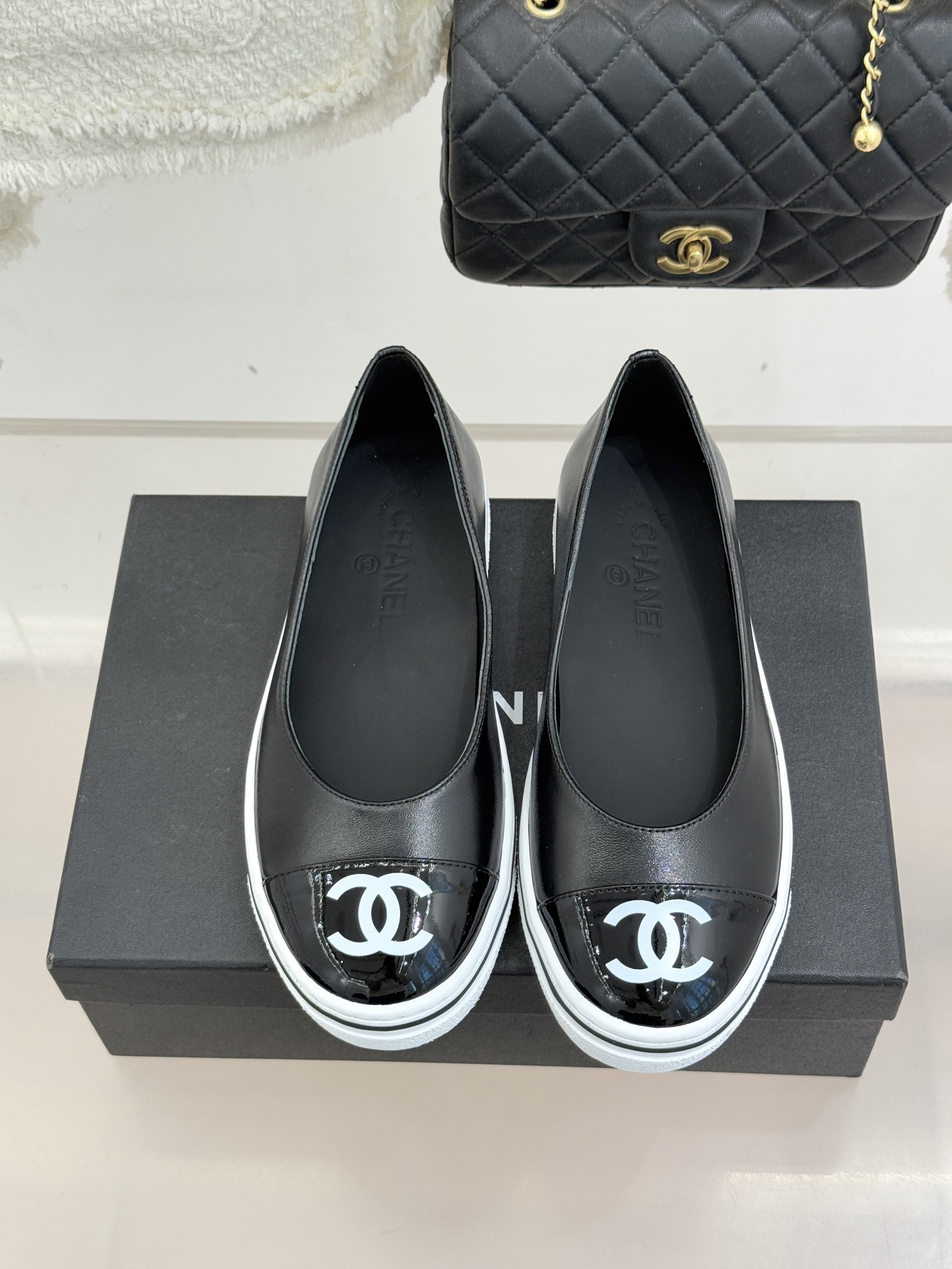 CHANE*｜小香26P新品双C拼色厚底玛丽珍鞋承袭26P系列「静奢复古」基因这双鞋以拼色美学重塑法式松