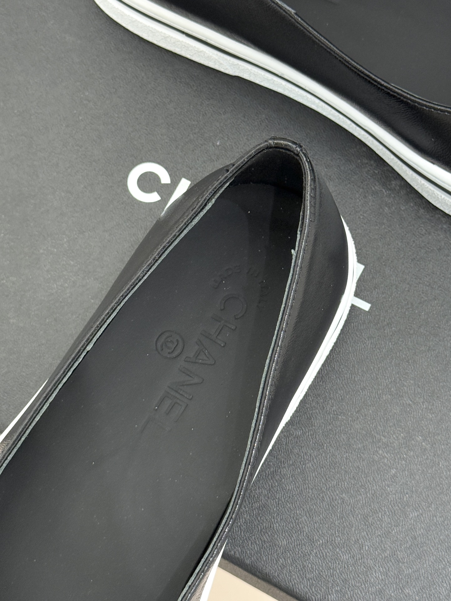 CHANE*｜小香26P新品双C拼色厚底玛丽珍鞋承袭26P系列「静奢复古」基因这双鞋以拼色美学重塑法式松