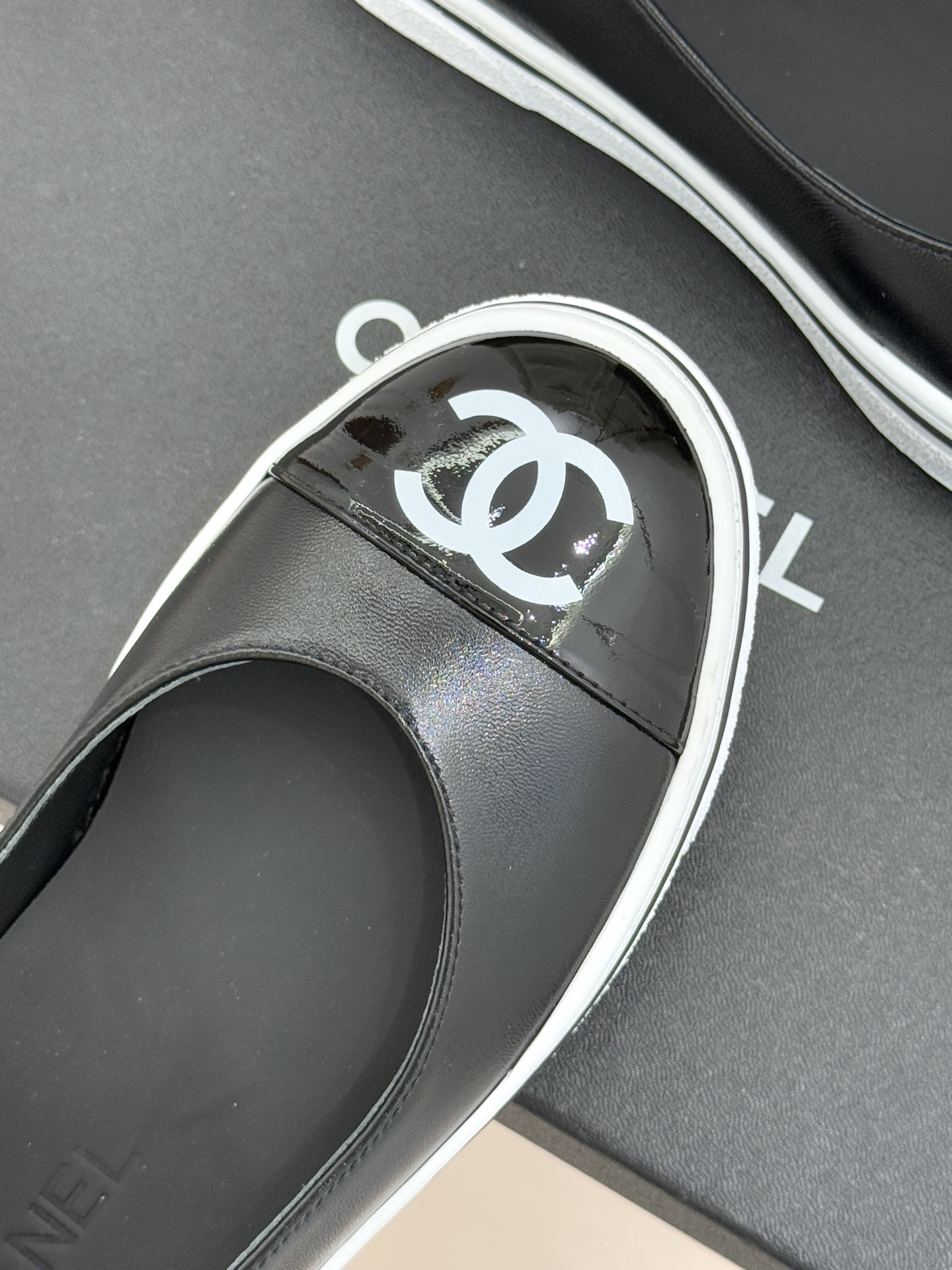 CHANE*｜小香26P新品双C拼色厚底玛丽珍鞋承袭26P系列「静奢复古」基因这双鞋以拼色美学重塑法式松