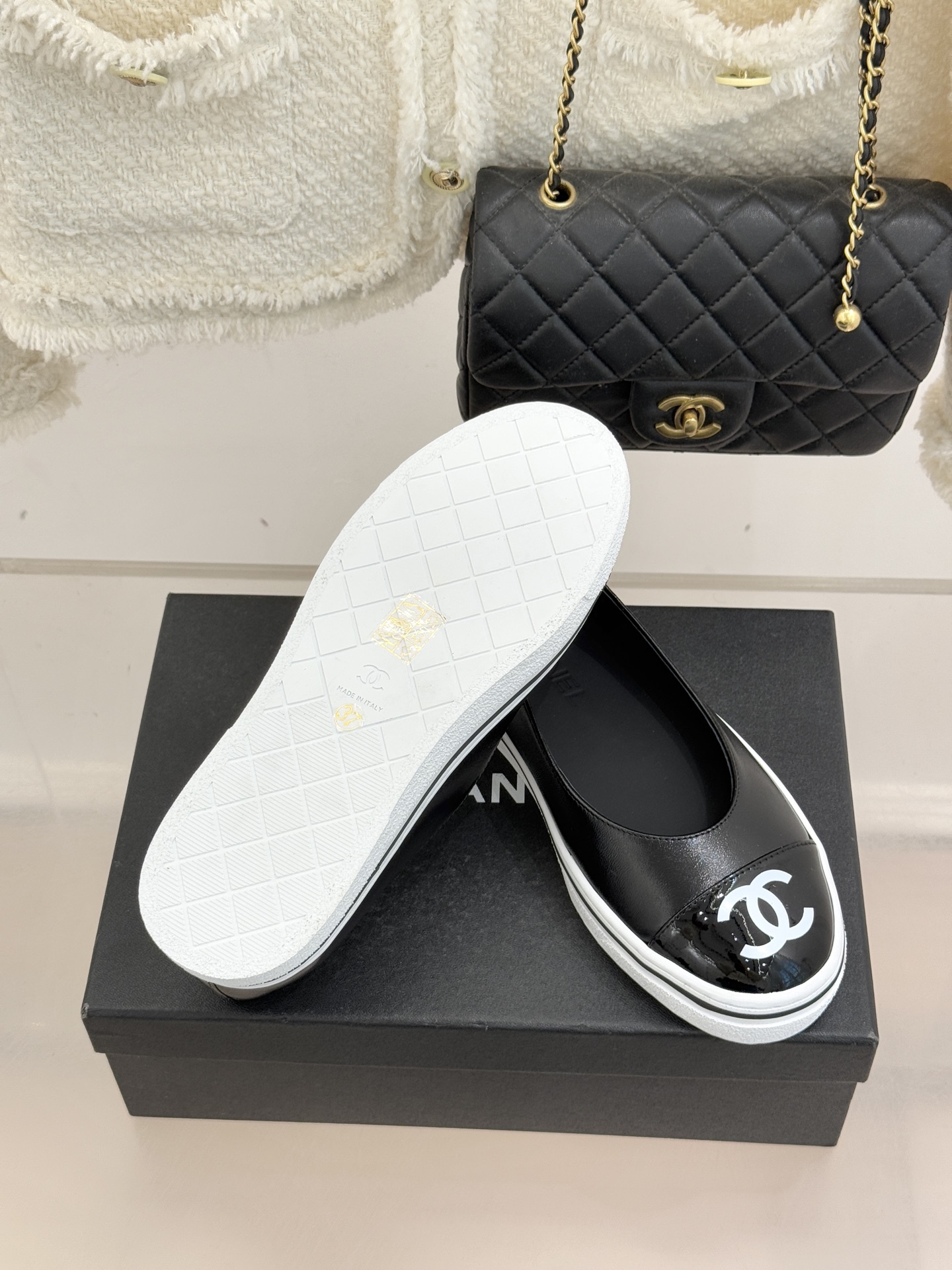 CHANE*｜小香26P新品双C拼色厚底玛丽珍鞋承袭26P系列「静奢复古」基因这双鞋以拼色美学重塑法式松