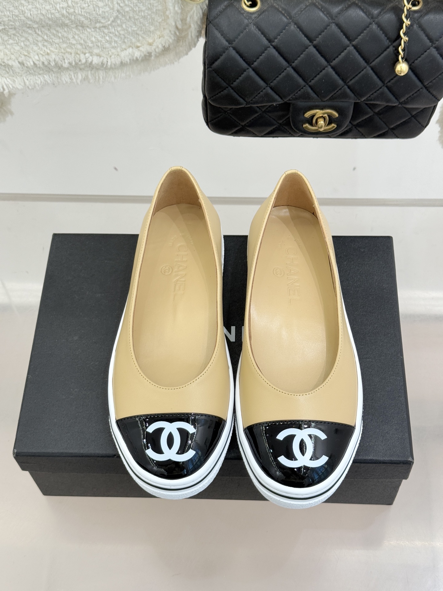 CHANE*｜小香26P新品双C拼色厚底玛丽珍鞋承袭26P系列「静奢复古」基因这双鞋以拼色美学重塑法式松