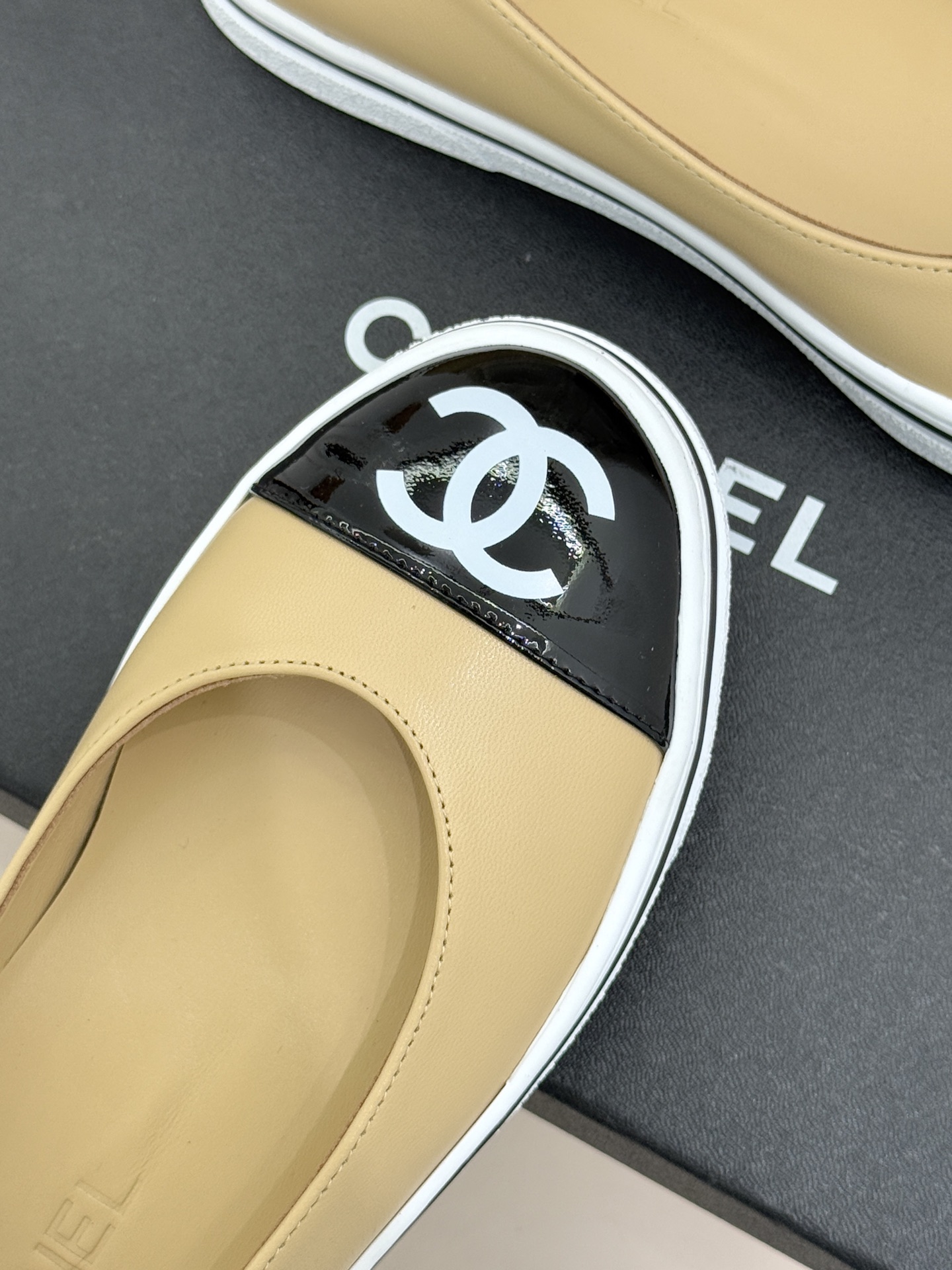 CHANE*｜小香26P新品双C拼色厚底玛丽珍鞋承袭26P系列「静奢复古」基因这双鞋以拼色美学重塑法式松