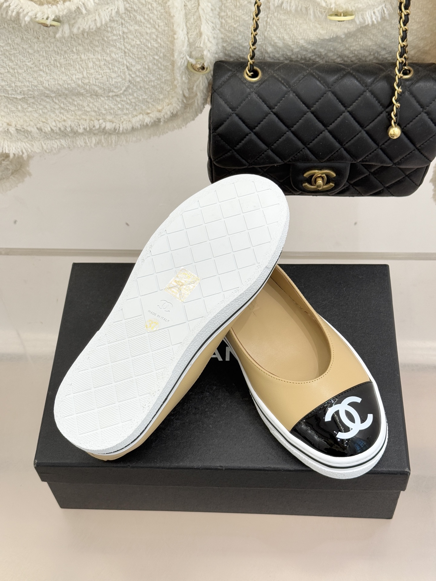 CHANE*｜小香26P新品双C拼色厚底玛丽珍鞋承袭26P系列「静奢复古」基因这双鞋以拼色美学重塑法式松