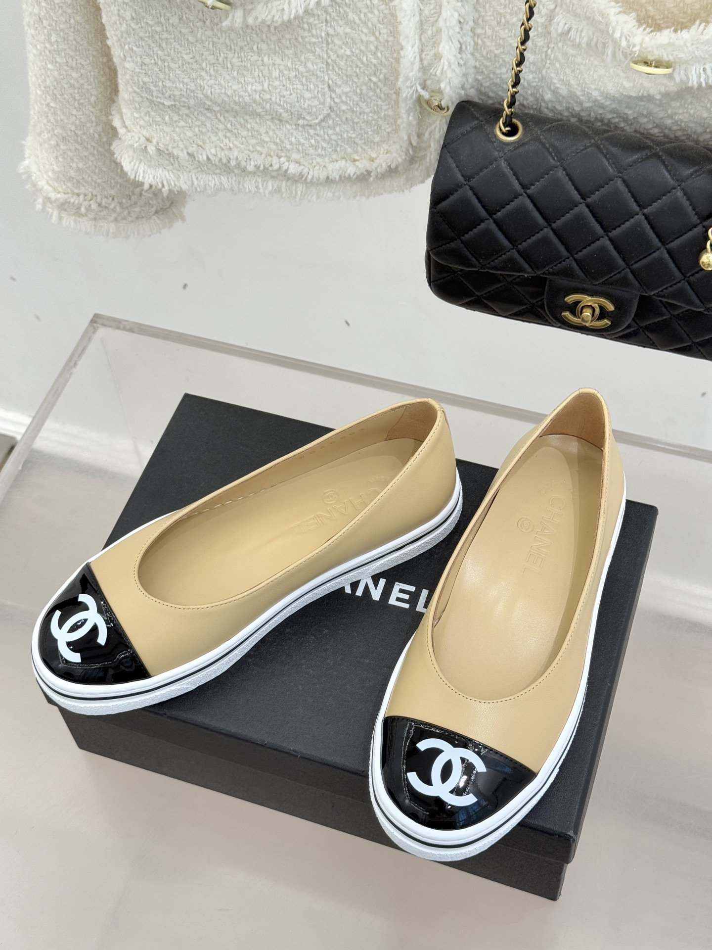 CHANE*｜小香26P新品双C拼色厚底玛丽珍鞋承袭26P系列「静奢复古」基因这双鞋以拼色美学重塑法式松