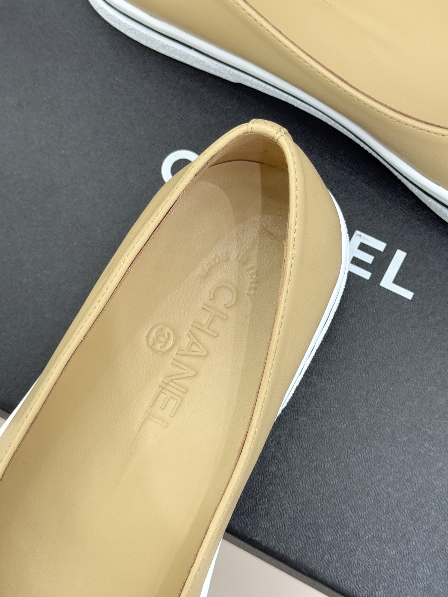 CHANE*｜小香26P新品双C拼色厚底玛丽珍鞋承袭26P系列「静奢复古」基因这双鞋以拼色美学重塑法式松