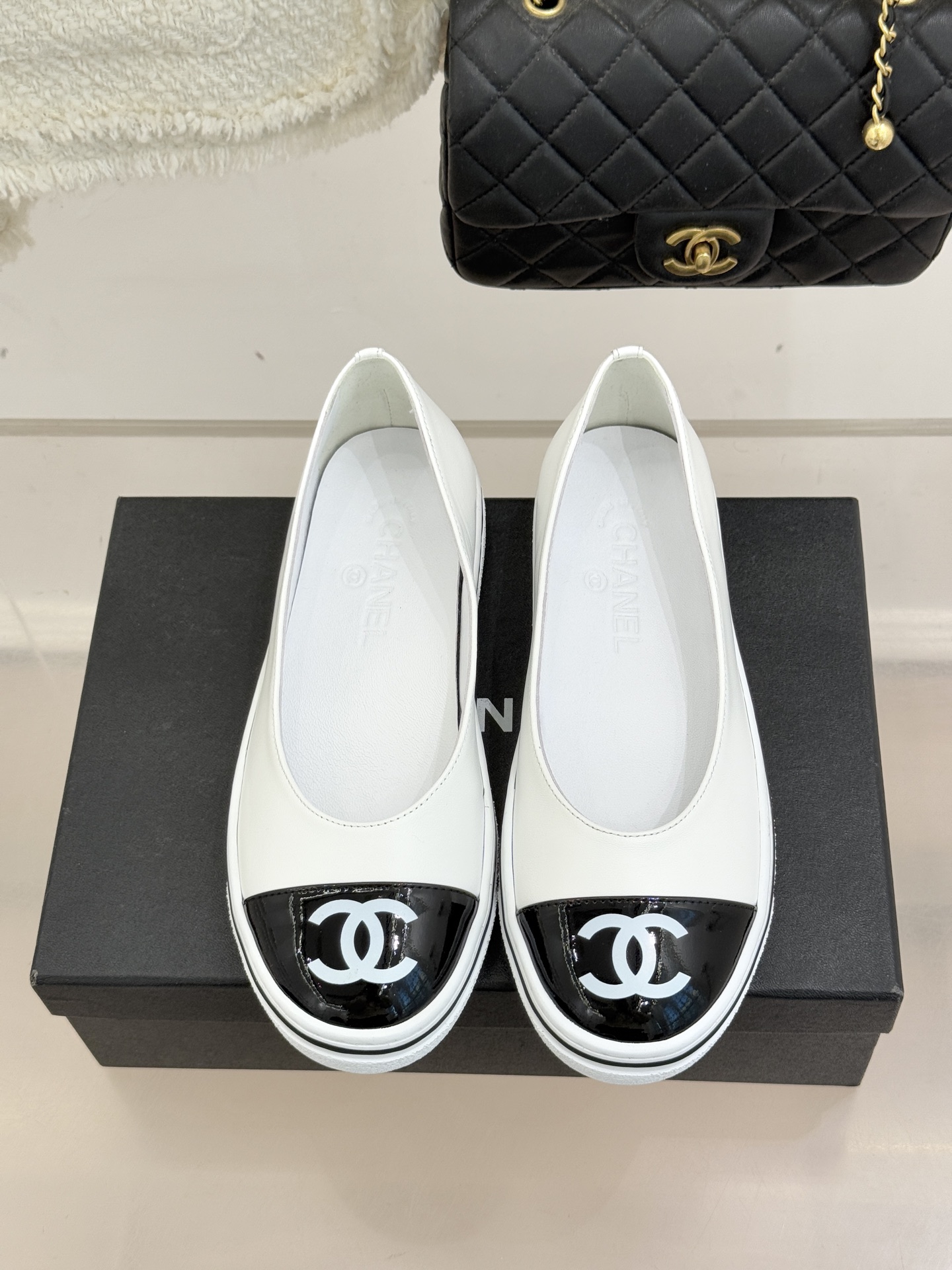 CHANE*｜小香26P新品双C拼色厚底玛丽珍鞋承袭26P系列「静奢复古」基因这双鞋以拼色美学重塑法式松