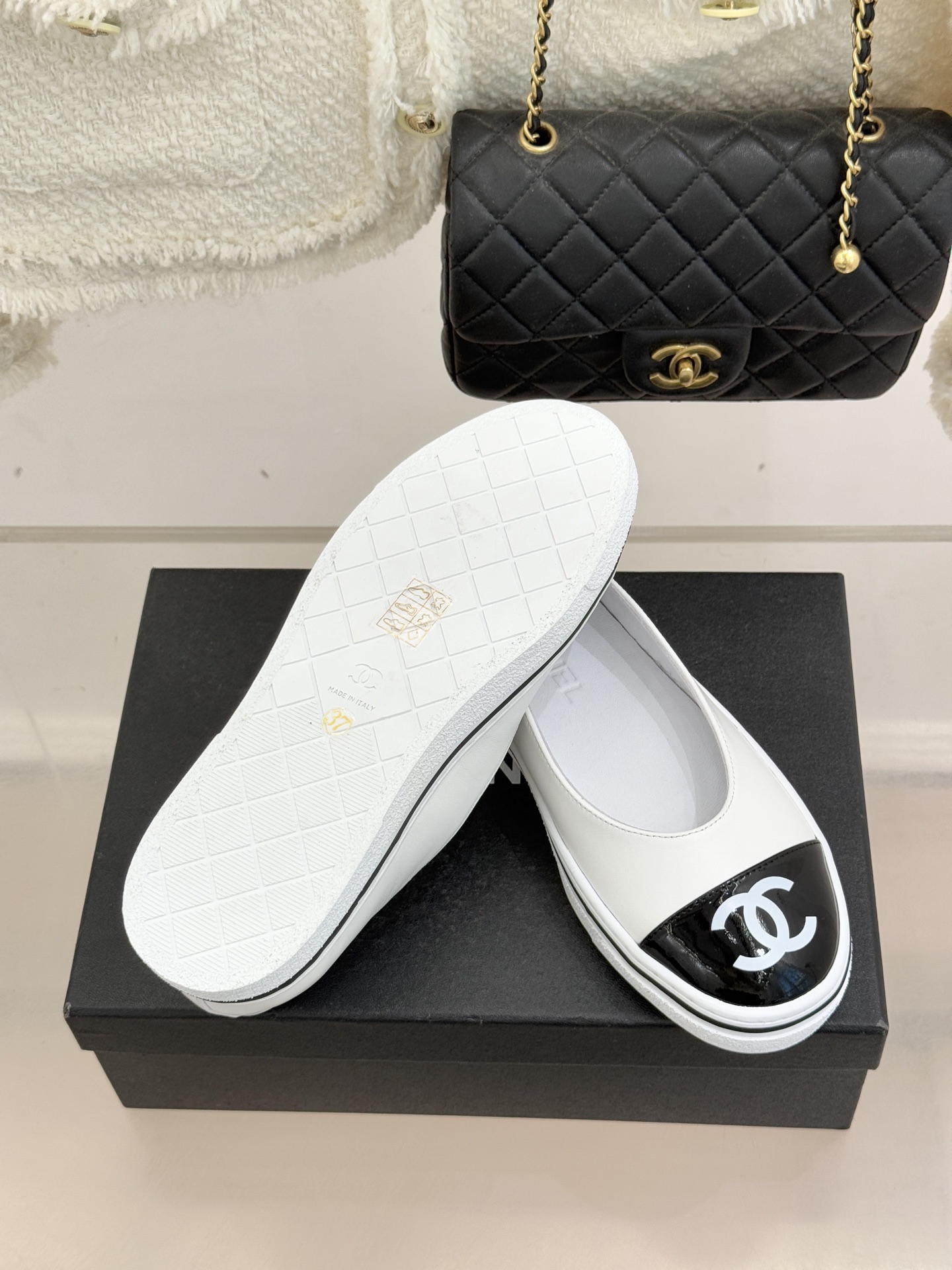 CHANE*｜小香26P新品双C拼色厚底玛丽珍鞋承袭26P系列「静奢复古」基因这双鞋以拼色美学重塑法式松