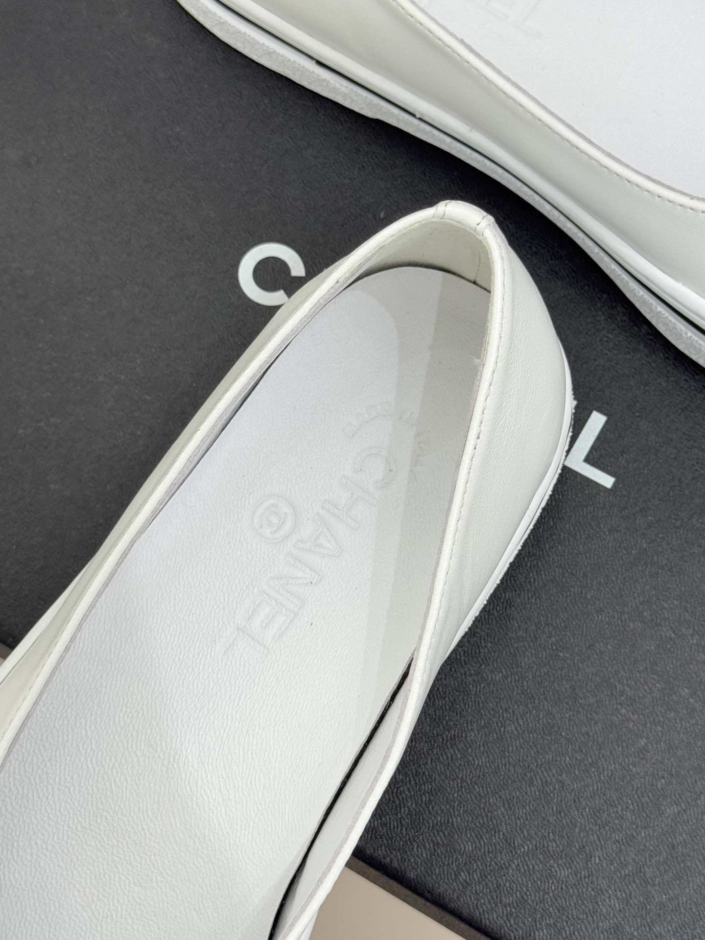 CHANE*｜小香26P新品双C拼色厚底玛丽珍鞋承袭26P系列「静奢复古」基因这双鞋以拼色美学重塑法式松