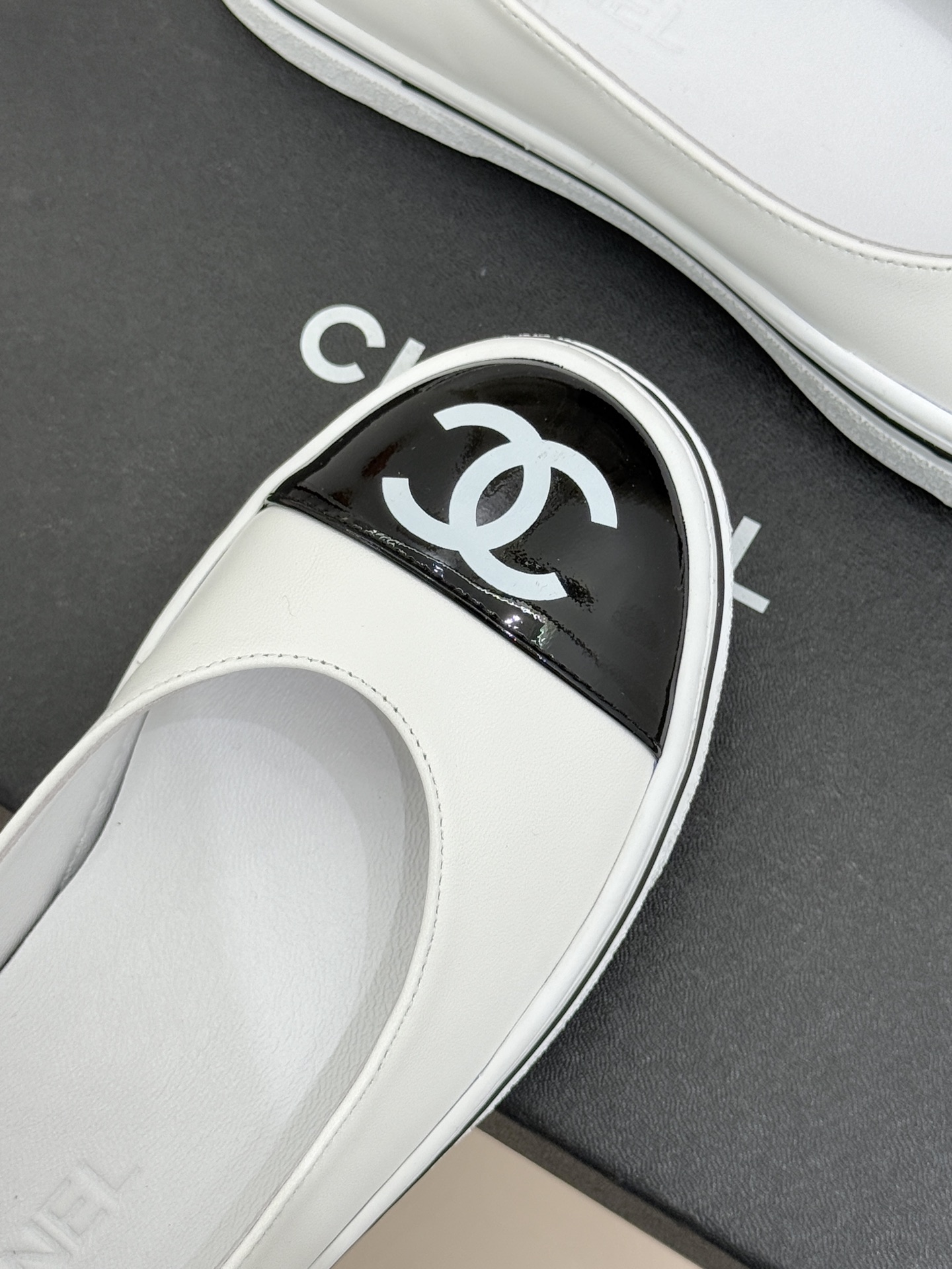 CHANE*｜小香26P新品双C拼色厚底玛丽珍鞋承袭26P系列「静奢复古」基因这双鞋以拼色美学重塑法式松