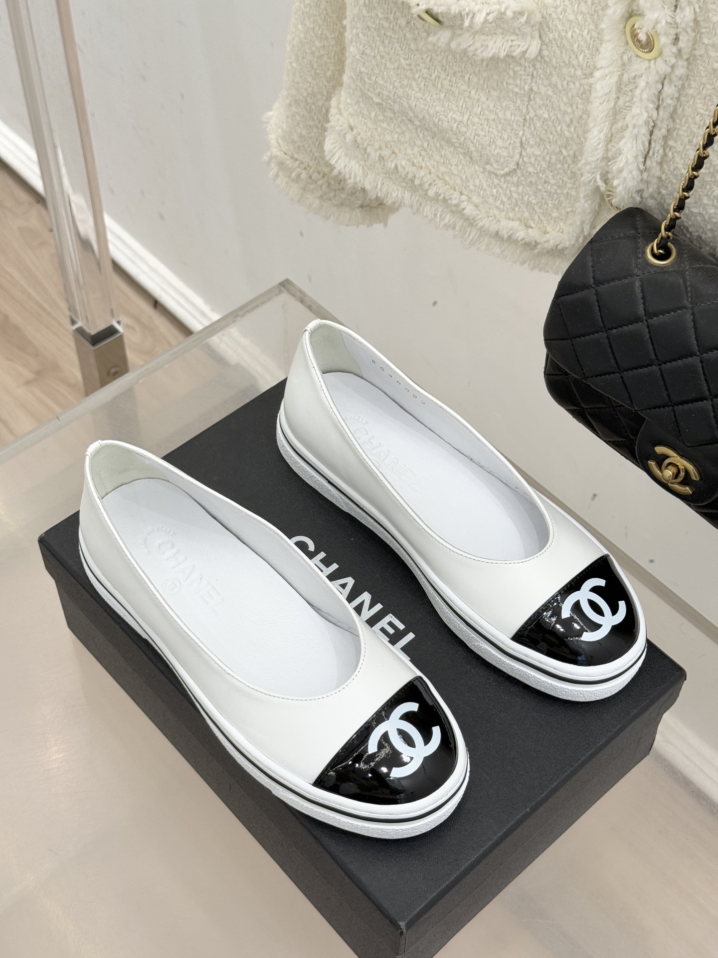 CHANE*｜小香26P新品双C拼色厚底玛丽珍鞋承袭26P系列「静奢复古」基因这双鞋以拼色美学重塑法式松