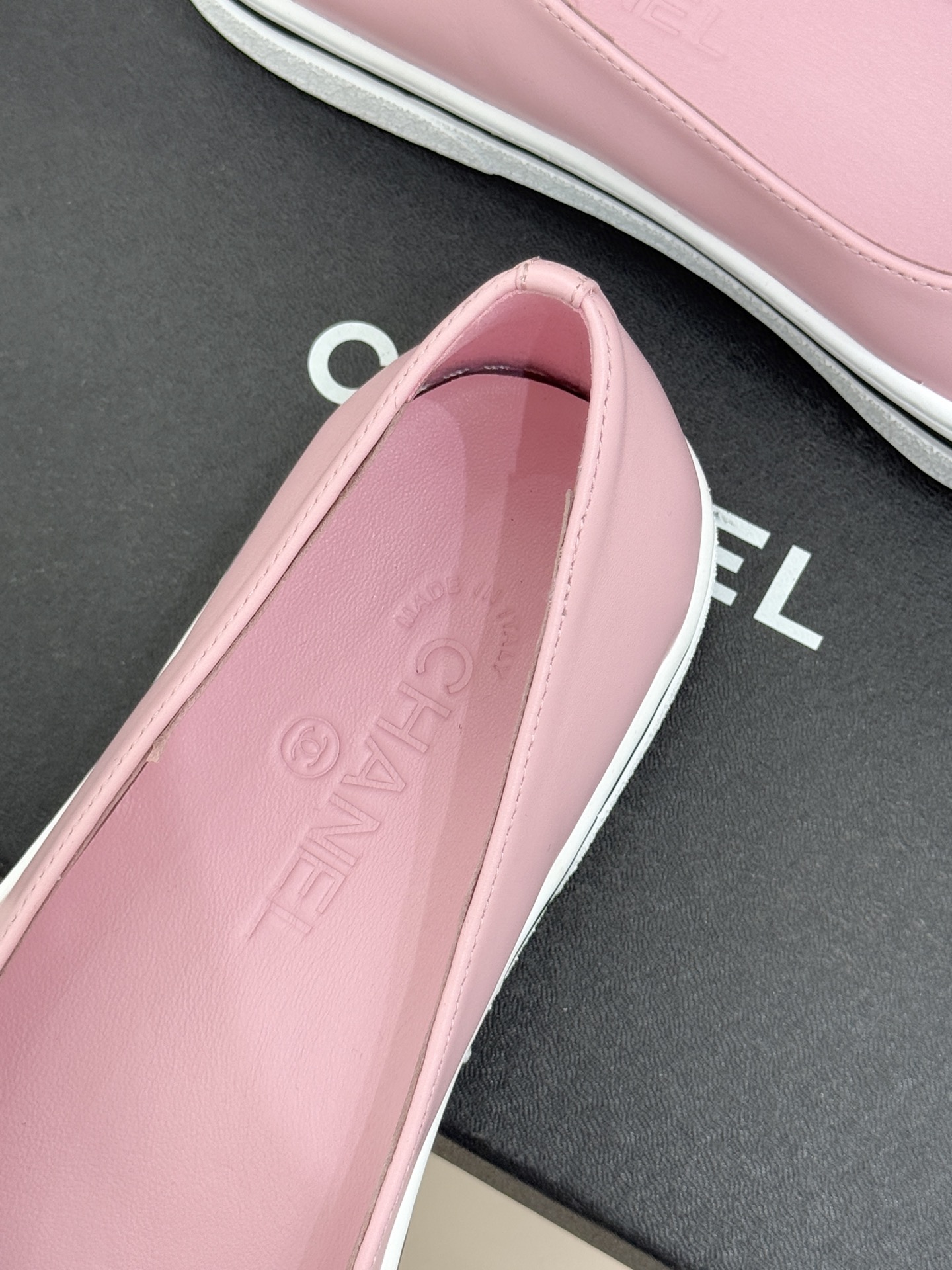 CHANE*｜小香26P新品双C拼色厚底玛丽珍鞋承袭26P系列「静奢复古」基因这双鞋以拼色美学重塑法式松