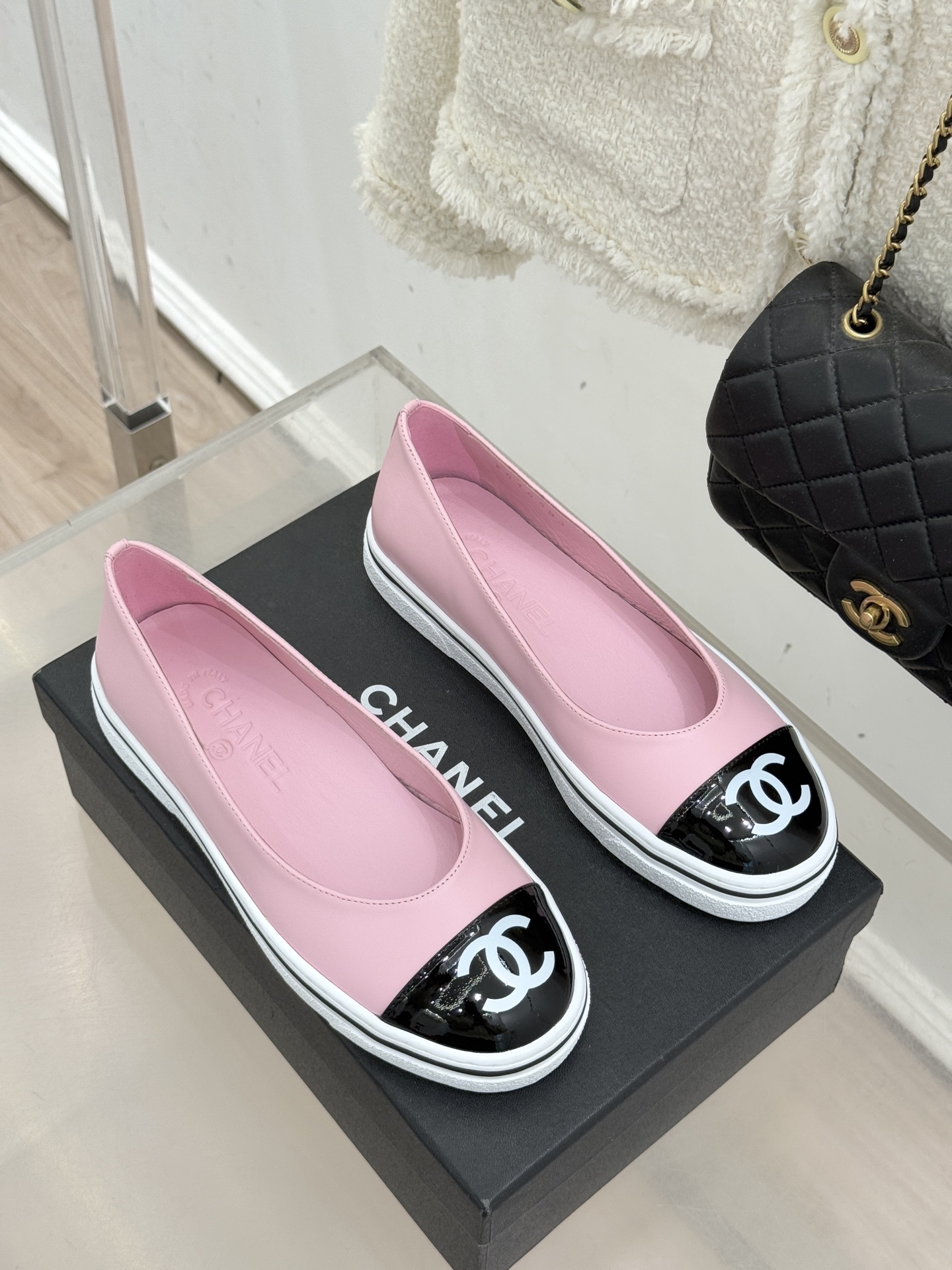 CHANE*｜小香26P新品双C拼色厚底玛丽珍鞋承袭26P系列「静奢复古」基因这双鞋以拼色美学重塑法式松