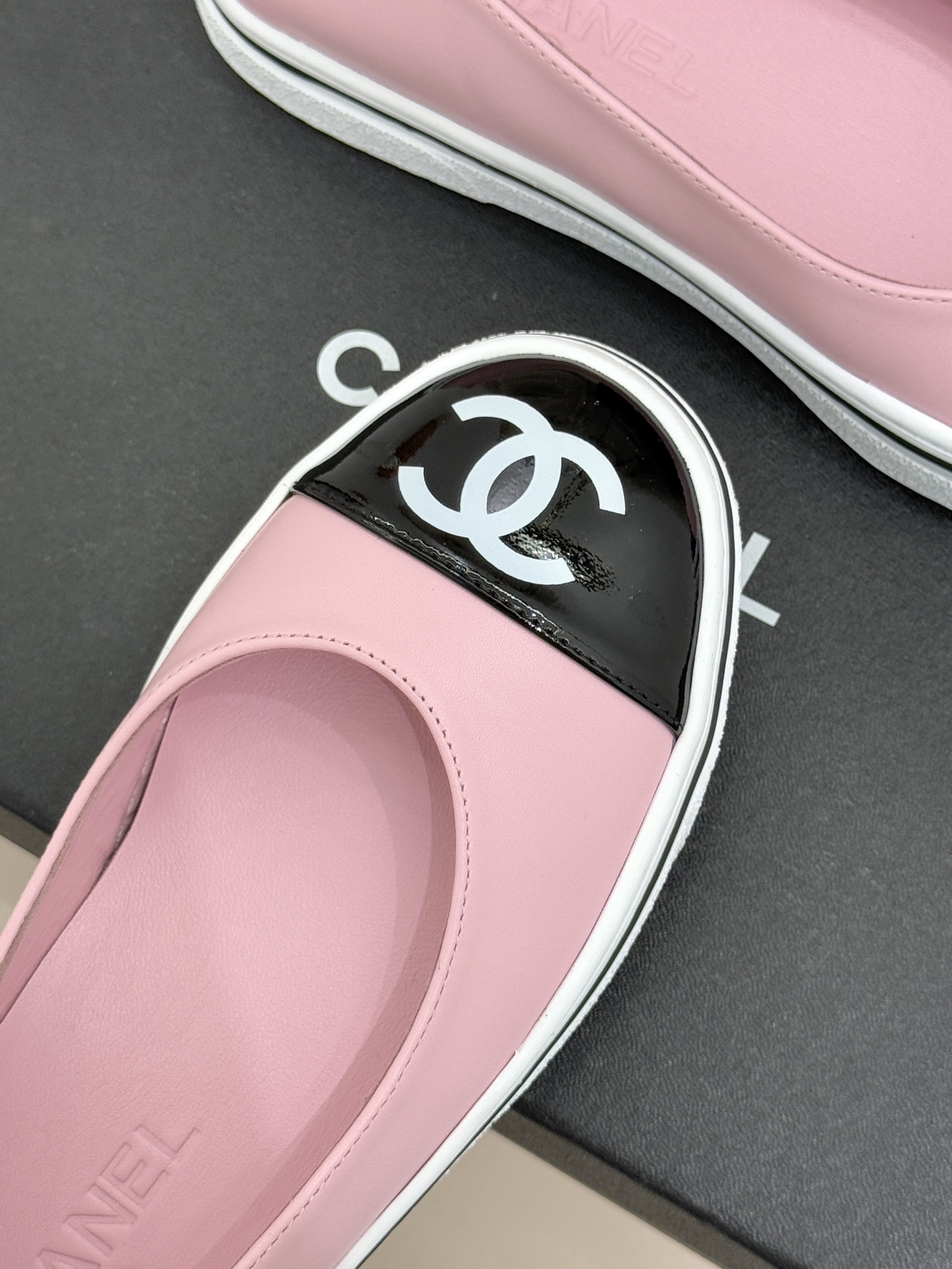 CHANE*｜小香26P新品双C拼色厚底玛丽珍鞋承袭26P系列「静奢复古」基因这双鞋以拼色美学重塑法式松