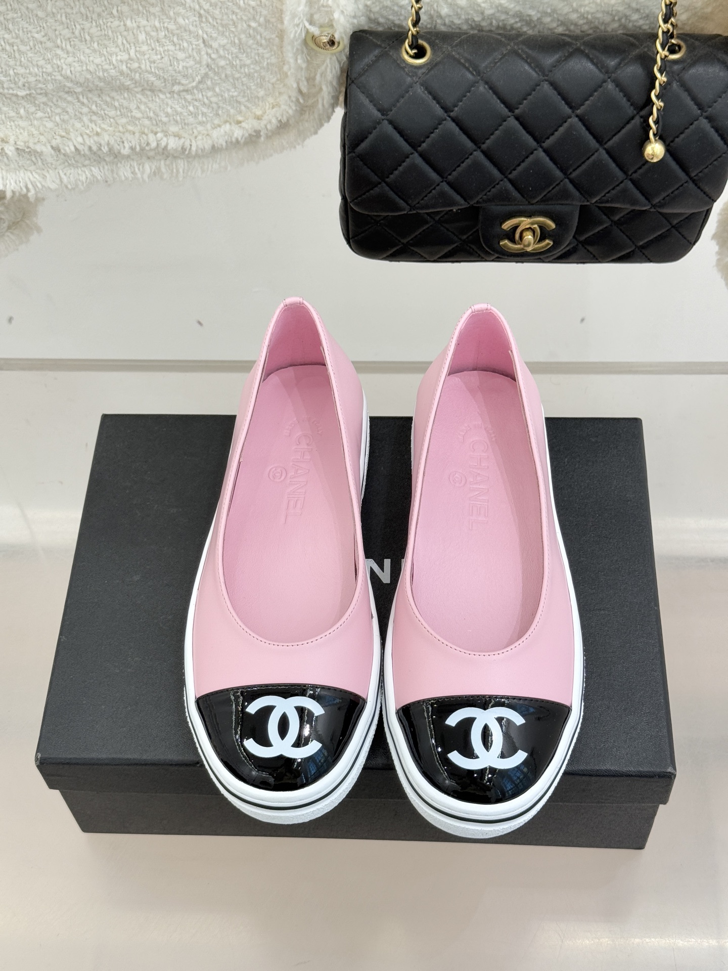 CHANE*｜小香26P新品双C拼色厚底玛丽珍鞋承袭26P系列「静奢复古」基因这双鞋以拼色美学重塑法式松