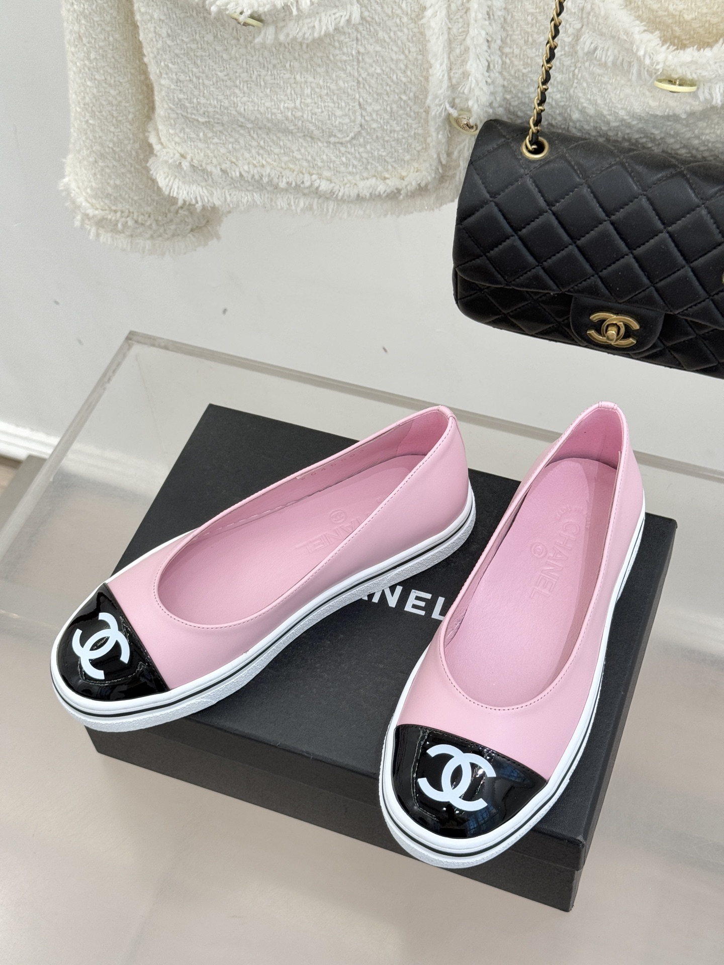 CHANE*｜小香26P新品双C拼色厚底玛丽珍鞋承袭26P系列「静奢复古」基因这双鞋以拼色美学重塑法式松