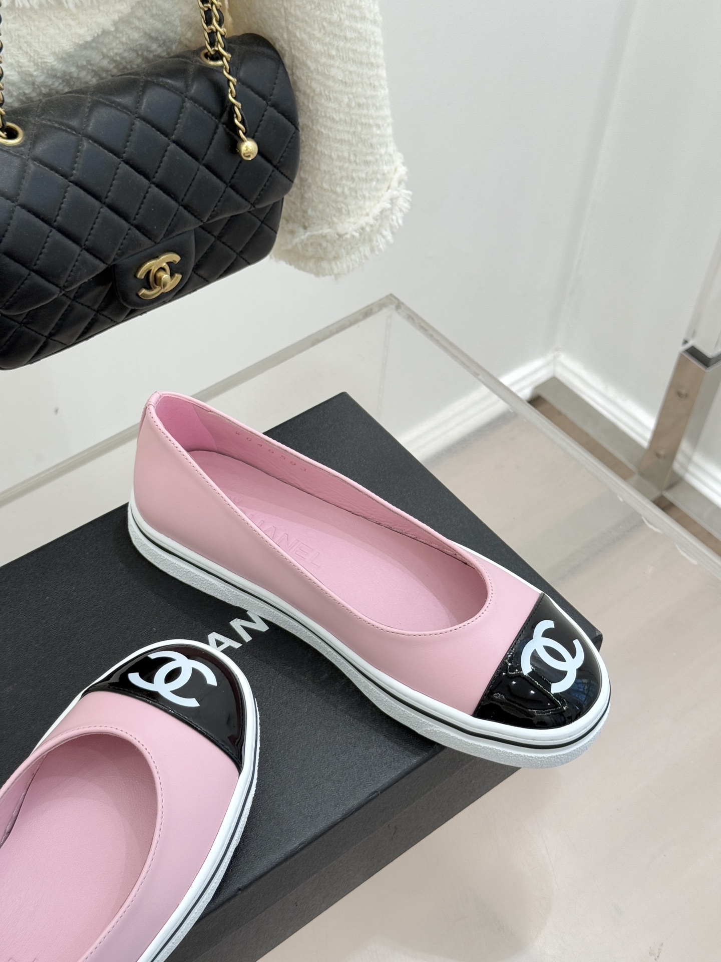 CHANE*｜小香26P新品双C拼色厚底玛丽珍鞋承袭26P系列「静奢复古」基因这双鞋以拼色美学重塑法式松