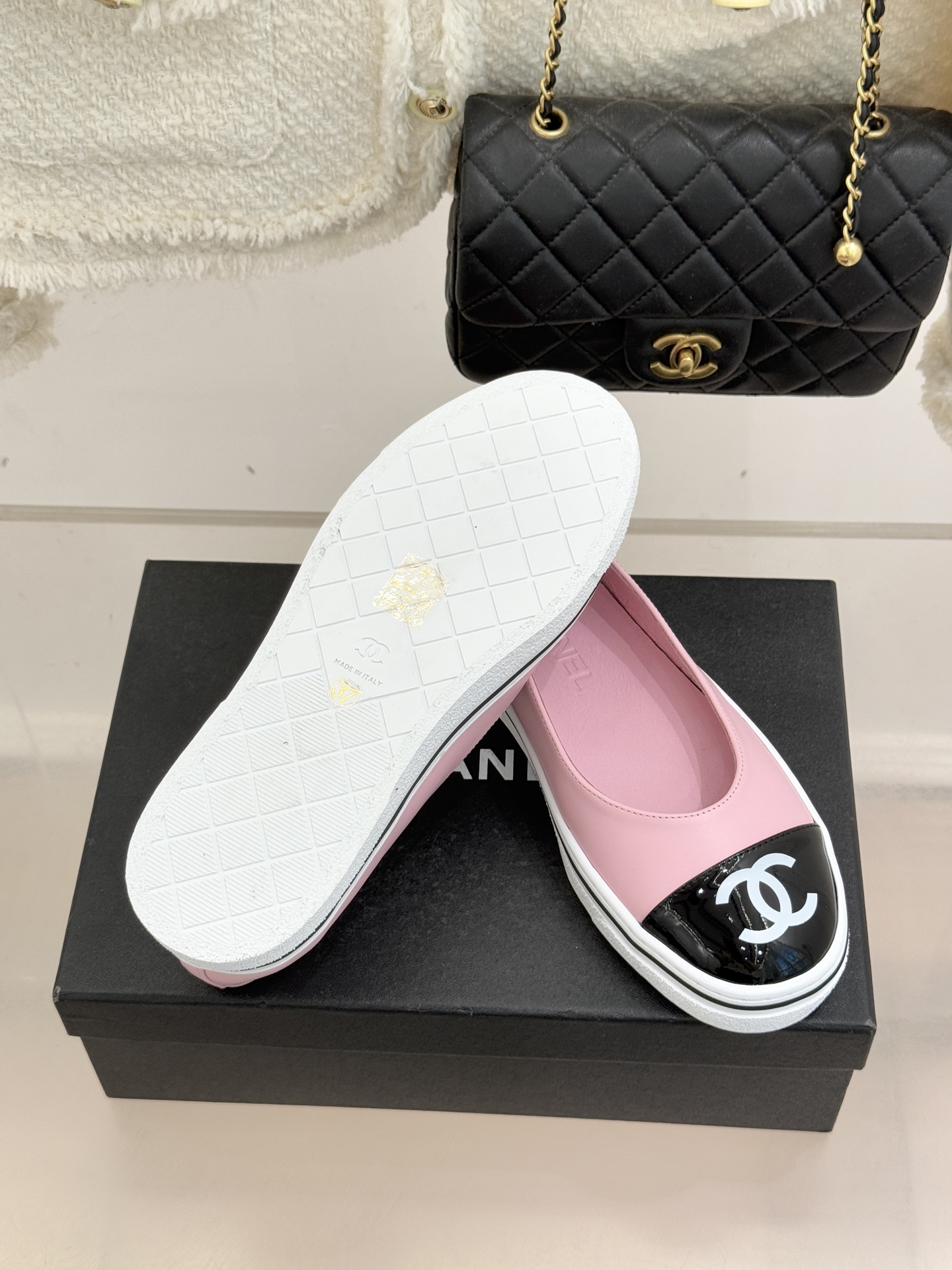 CHANE*｜小香26P新品双C拼色厚底玛丽珍鞋承袭26P系列「静奢复古」基因这双鞋以拼色美学重塑法式松