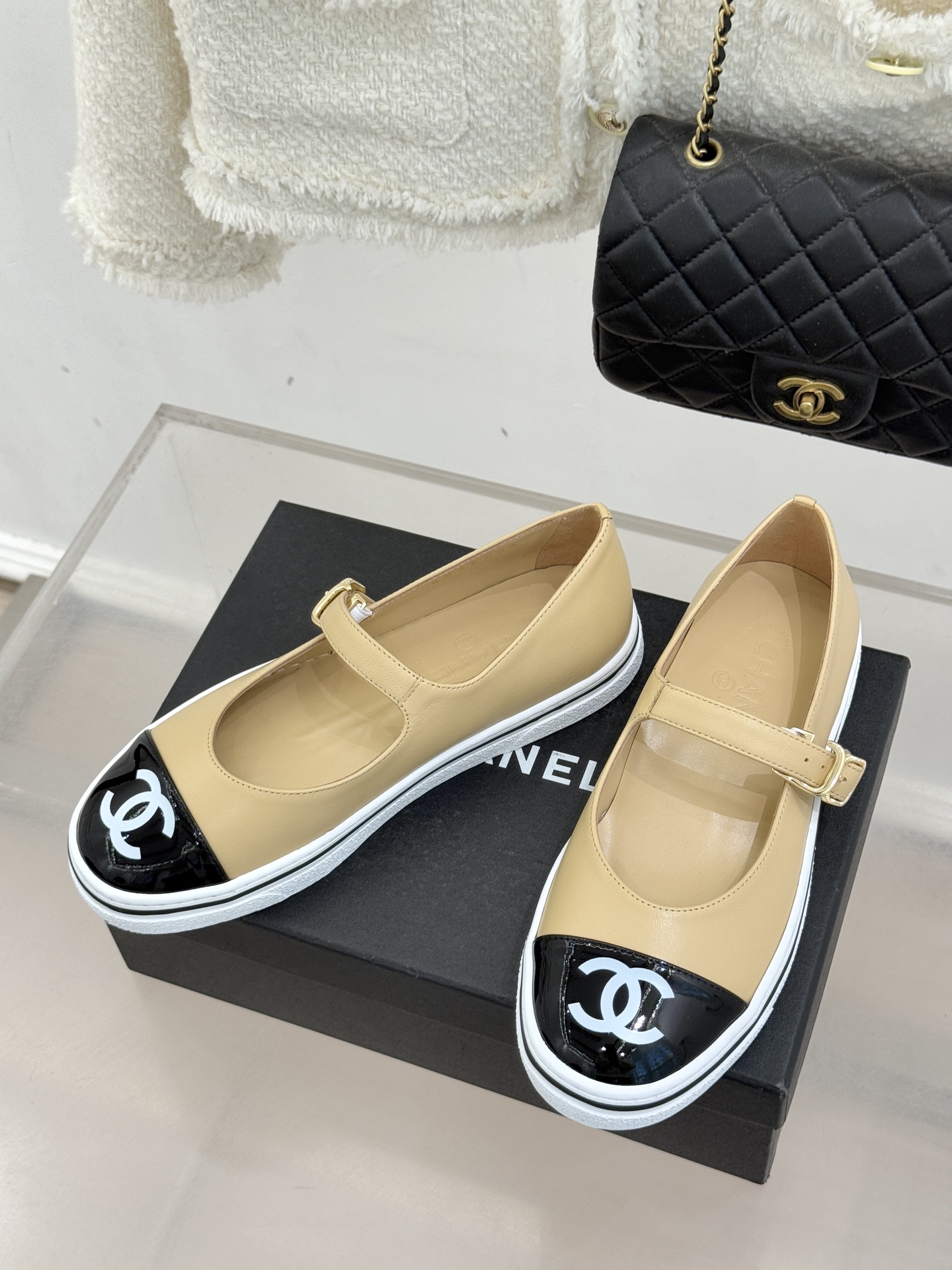 CHANE*｜小香26P新品双C拼色厚底玛丽珍鞋承袭26P系列「静奢复古」基因这双鞋以拼色美学重塑法式松