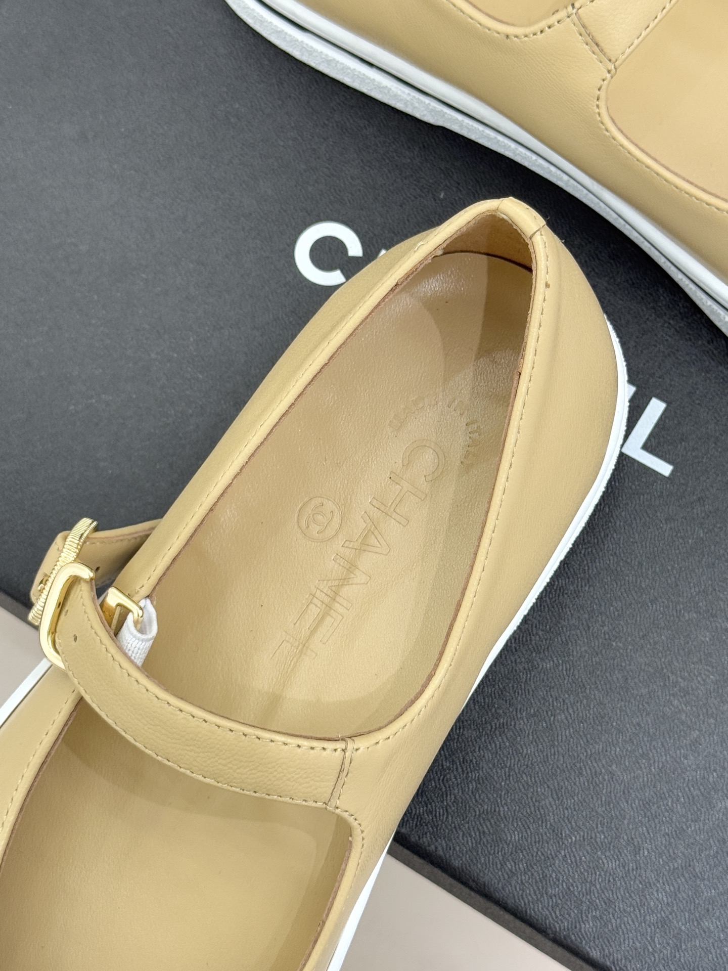 CHANE*｜小香26P新品双C拼色厚底玛丽珍鞋承袭26P系列「静奢复古」基因这双鞋以拼色美学重塑法式松