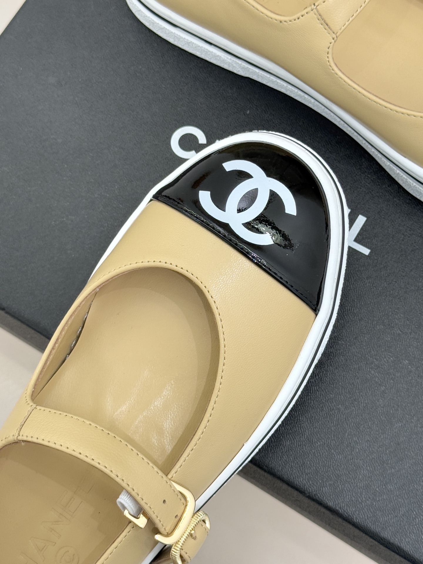 CHANE*｜小香26P新品双C拼色厚底玛丽珍鞋承袭26P系列「静奢复古」基因这双鞋以拼色美学重塑法式松