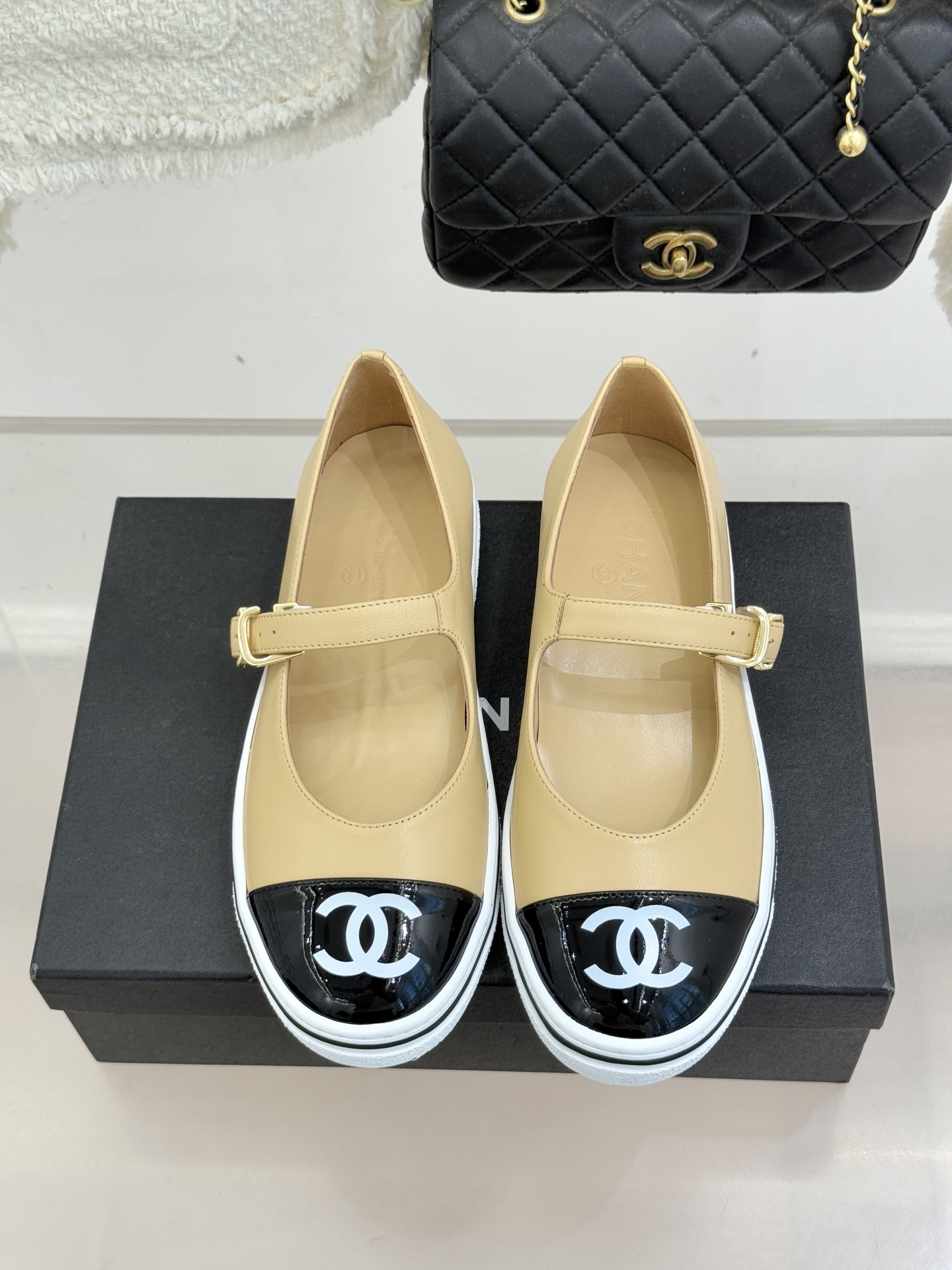 CHANE*｜小香26P新品双C拼色厚底玛丽珍鞋承袭26P系列「静奢复古」基因这双鞋以拼色美学重塑法式松