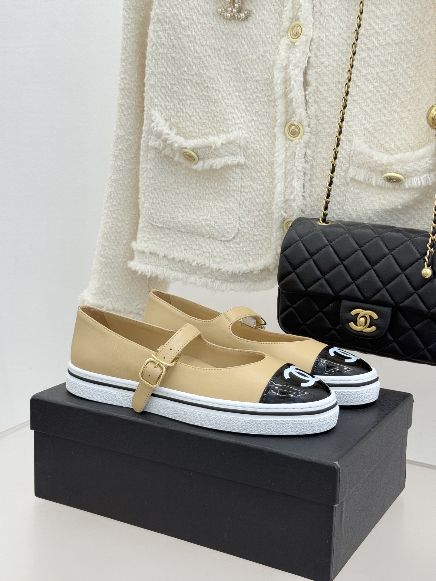 CHANE*｜小香26P新品双C拼色厚底玛丽珍鞋承袭26P系列「静奢复古」基因这双鞋以拼色美学重塑法式松