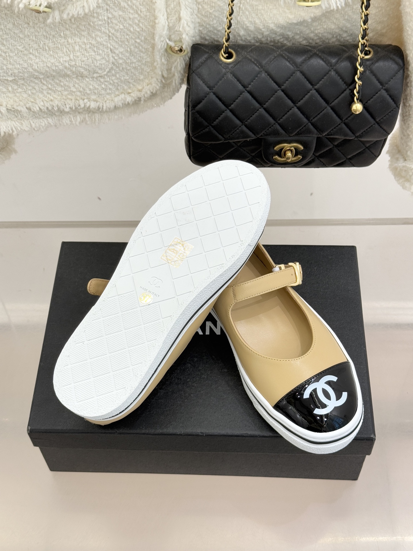 CHANE*｜小香26P新品双C拼色厚底玛丽珍鞋承袭26P系列「静奢复古」基因这双鞋以拼色美学重塑法式松