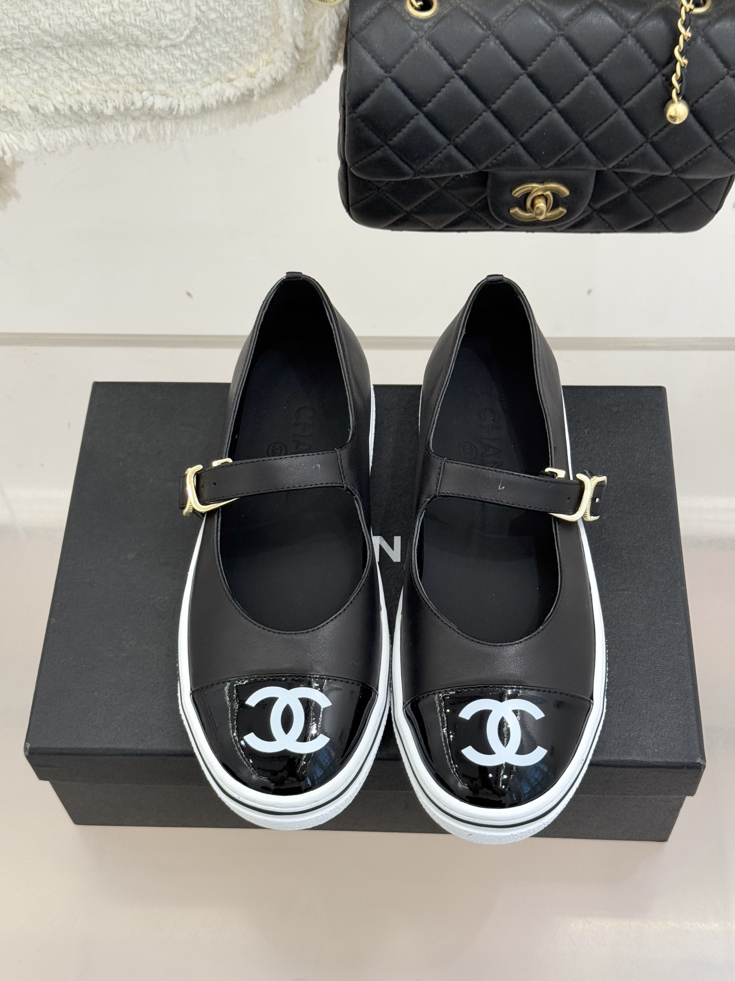 CHANE*｜小香26P新品双C拼色厚底玛丽珍鞋承袭26P系列「静奢复古」基因这双鞋以拼色美学重塑法式松