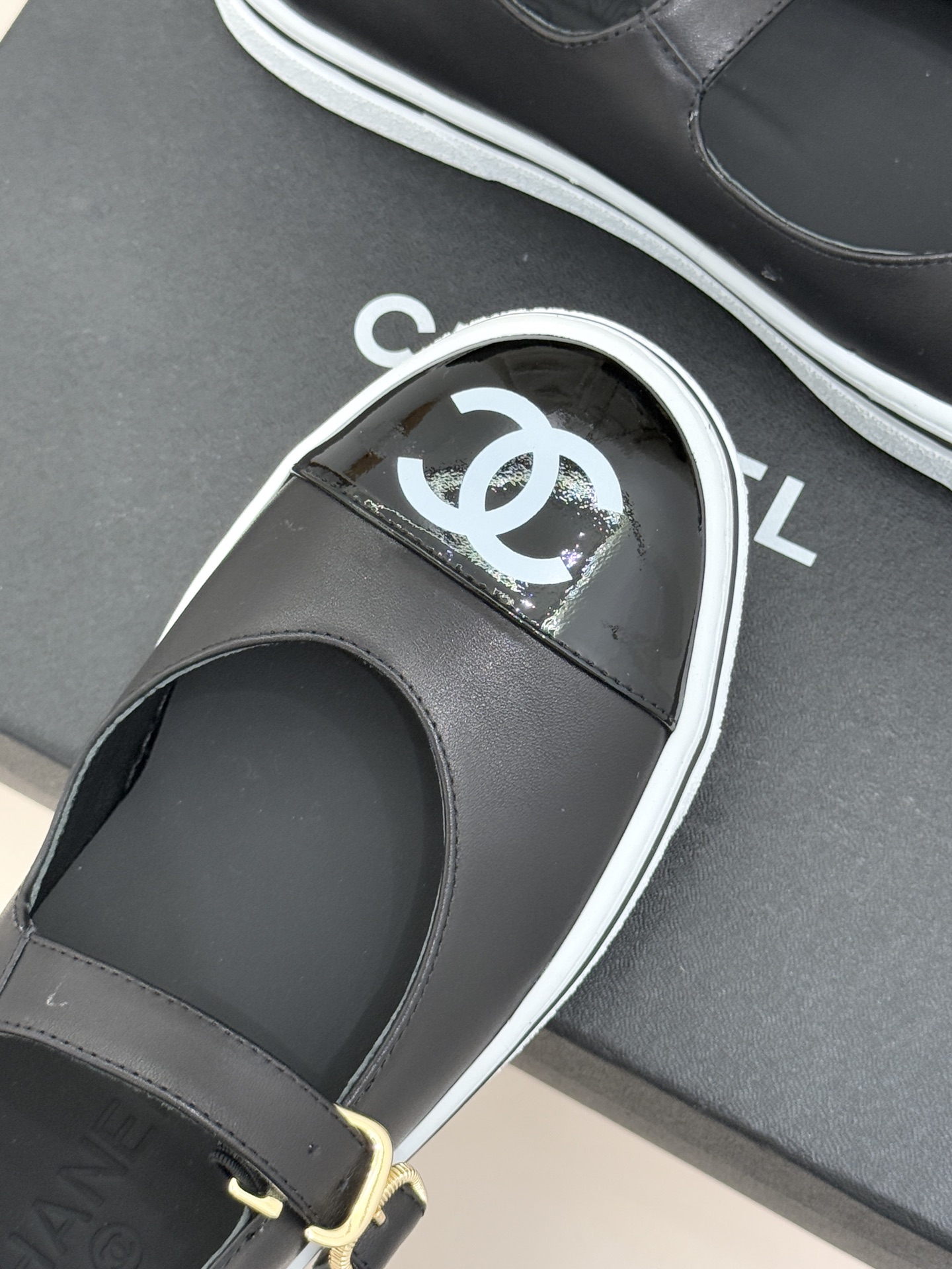 CHANE*｜小香26P新品双C拼色厚底玛丽珍鞋承袭26P系列「静奢复古」基因这双鞋以拼色美学重塑法式松