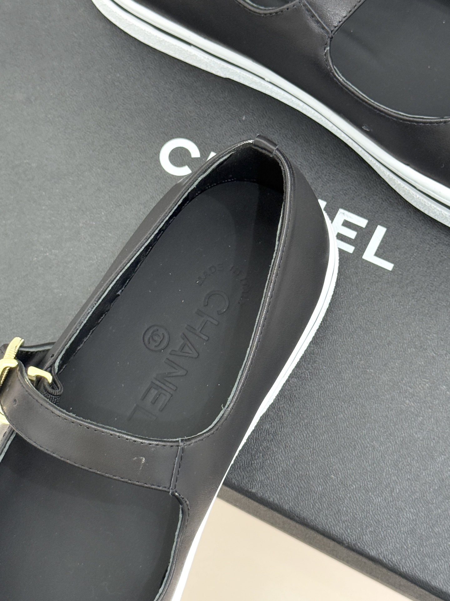 CHANE*｜小香26P新品双C拼色厚底玛丽珍鞋承袭26P系列「静奢复古」基因这双鞋以拼色美学重塑法式松