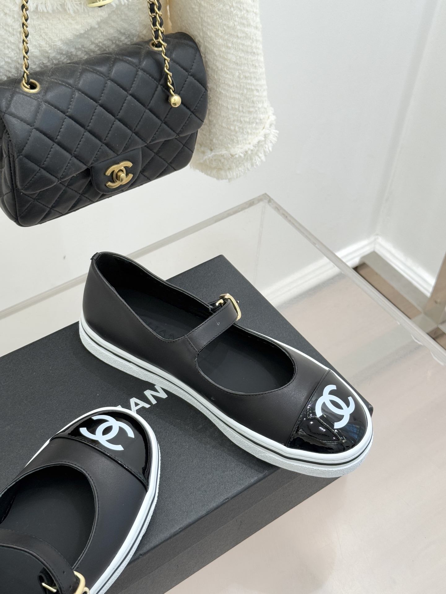 CHANE*｜小香26P新品双C拼色厚底玛丽珍鞋承袭26P系列「静奢复古」基因这双鞋以拼色美学重塑法式松