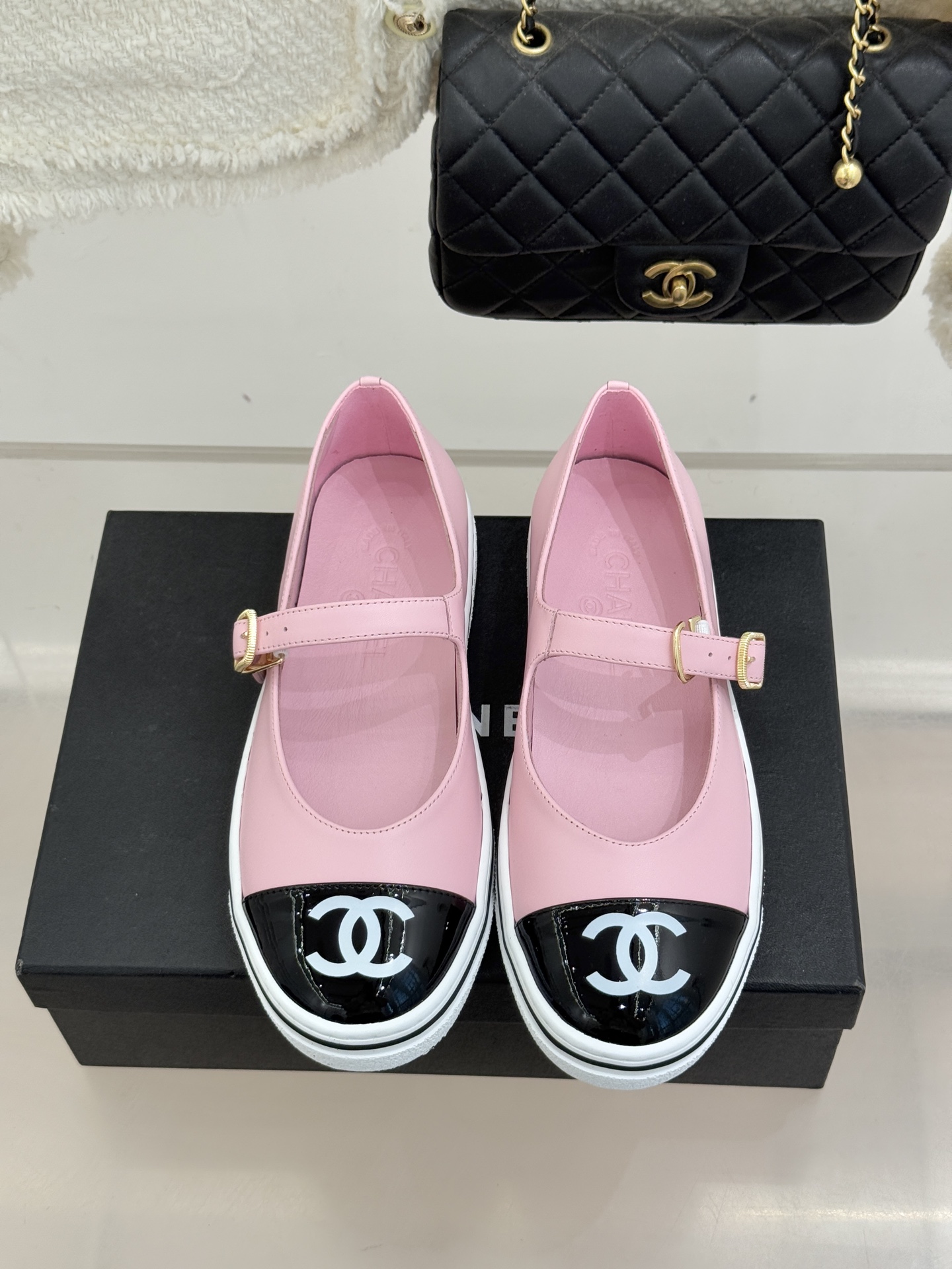 CHANE*｜小香26P新品双C拼色厚底玛丽珍鞋承袭26P系列「静奢复古」基因这双鞋以拼色美学重塑法式松