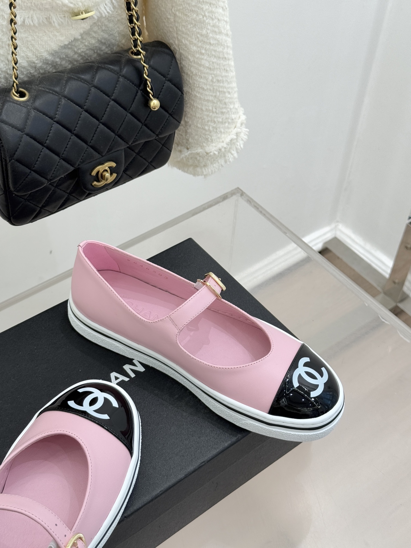 CHANE*｜小香26P新品双C拼色厚底玛丽珍鞋承袭26P系列「静奢复古」基因这双鞋以拼色美学重塑法式松