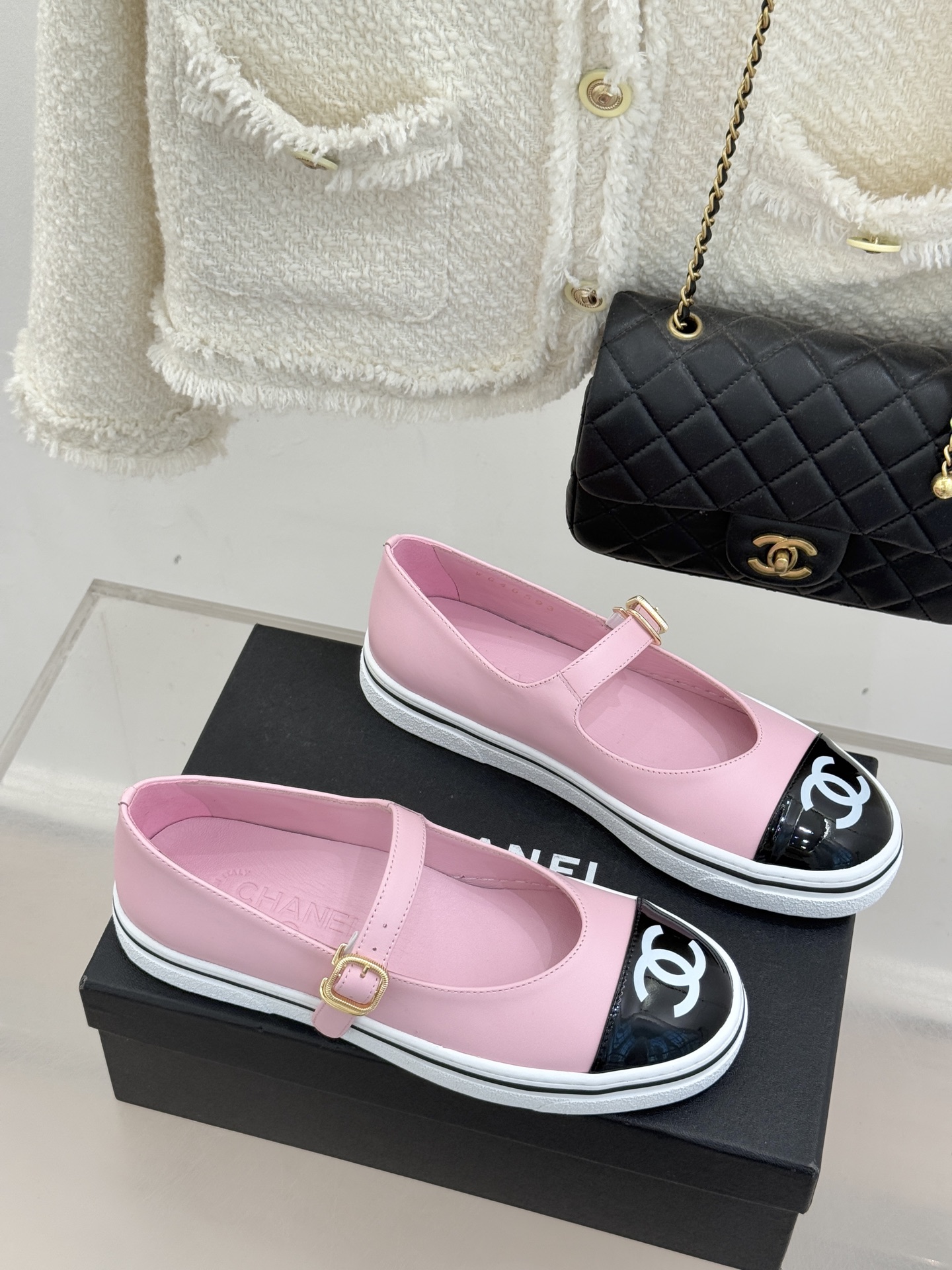 CHANE*｜小香26P新品双C拼色厚底玛丽珍鞋承袭26P系列「静奢复古」基因这双鞋以拼色美学重塑法式松