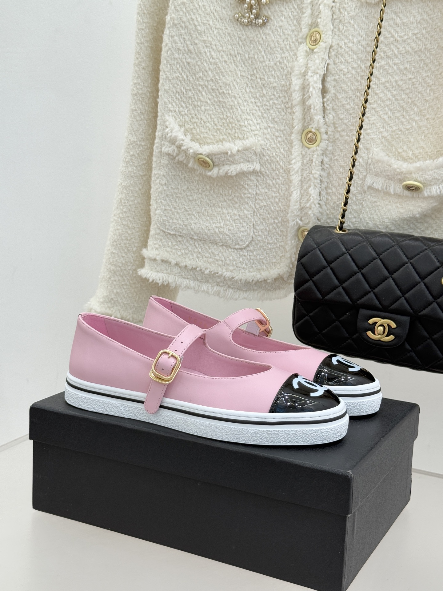 CHANE*｜小香26P新品双C拼色厚底玛丽珍鞋承袭26P系列「静奢复古」基因这双鞋以拼色美学重塑法式松