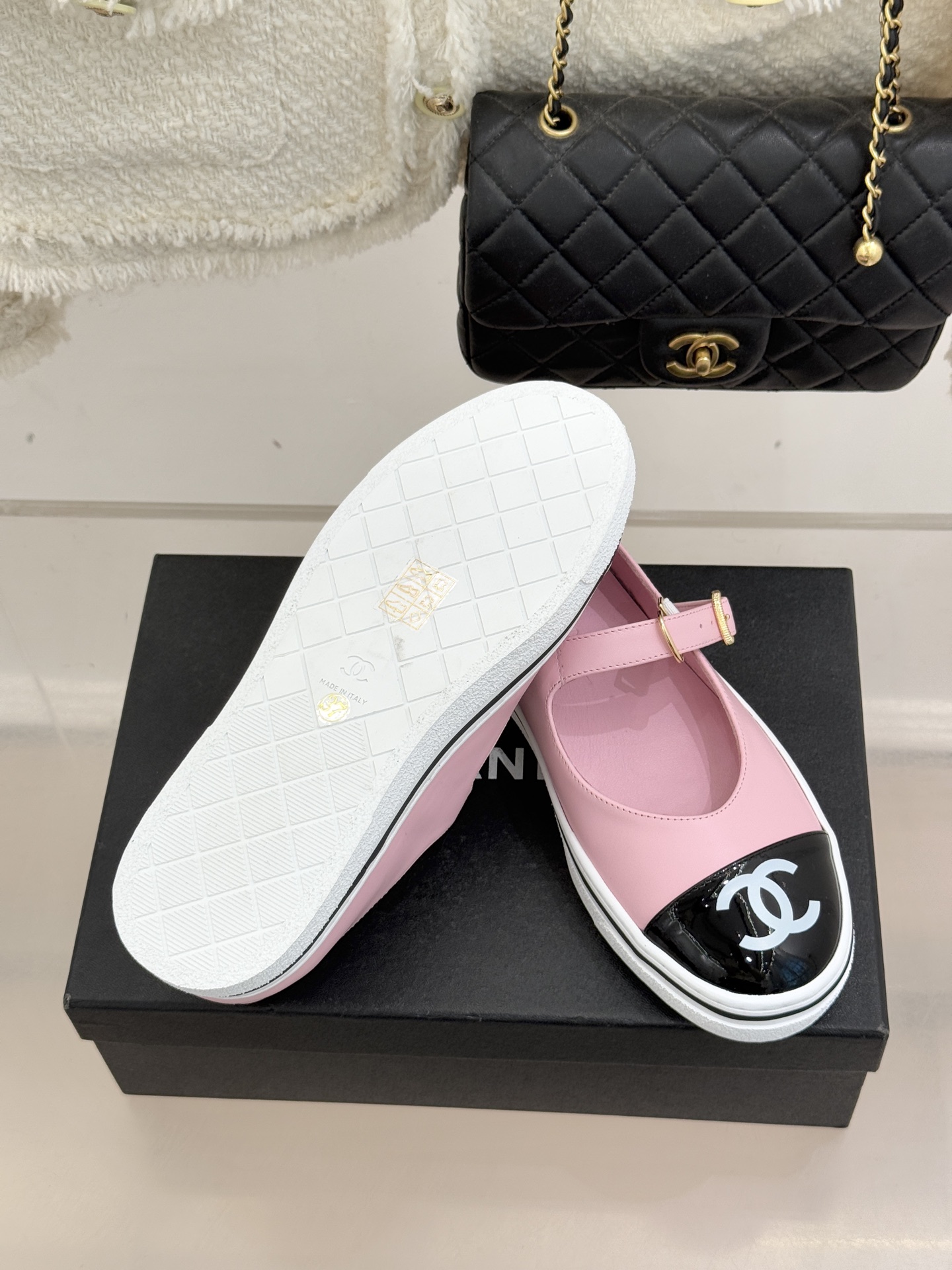 CHANE*｜小香26P新品双C拼色厚底玛丽珍鞋承袭26P系列「静奢复古」基因这双鞋以拼色美学重塑法式松