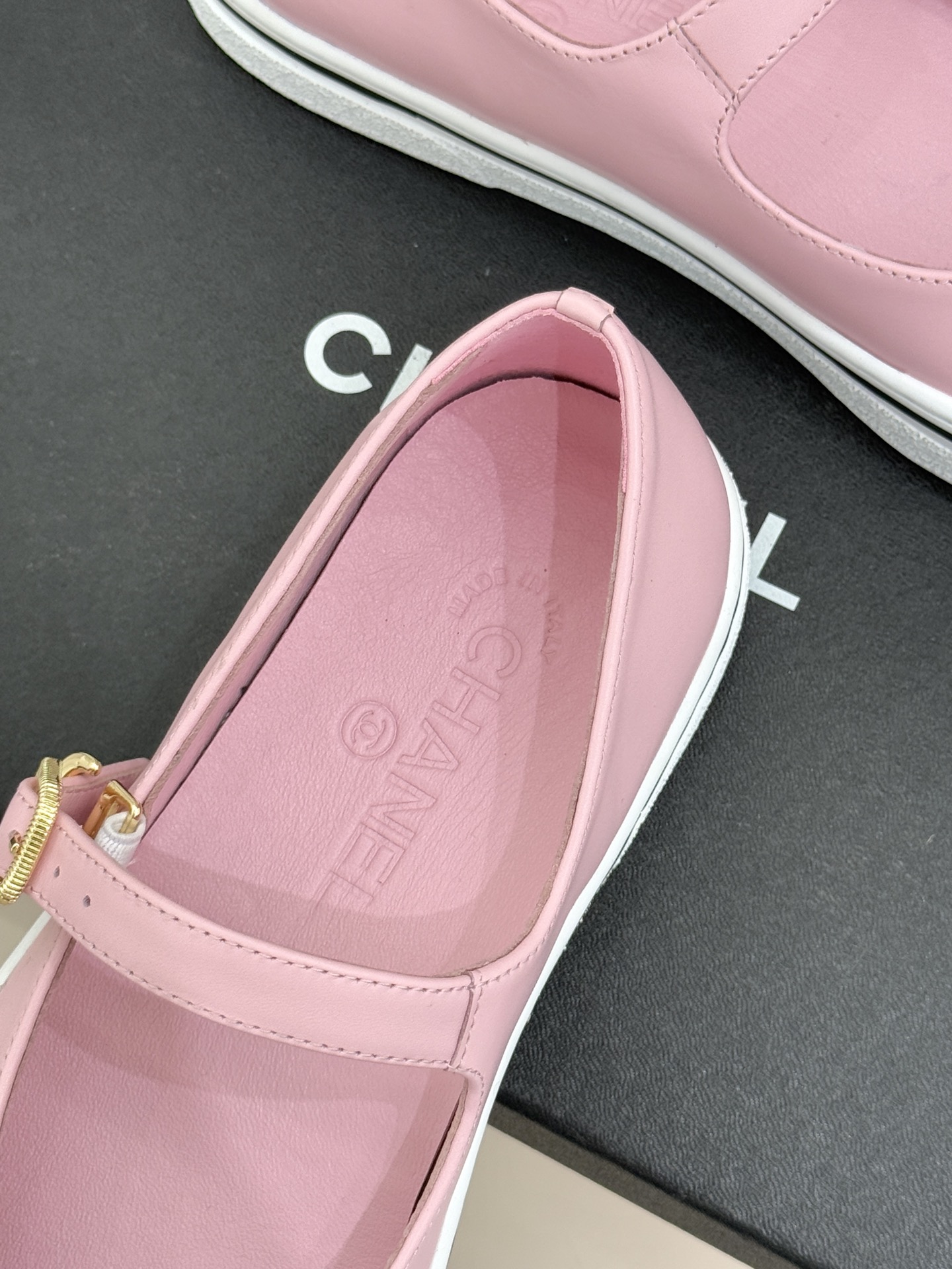 CHANE*｜小香26P新品双C拼色厚底玛丽珍鞋承袭26P系列「静奢复古」基因这双鞋以拼色美学重塑法式松